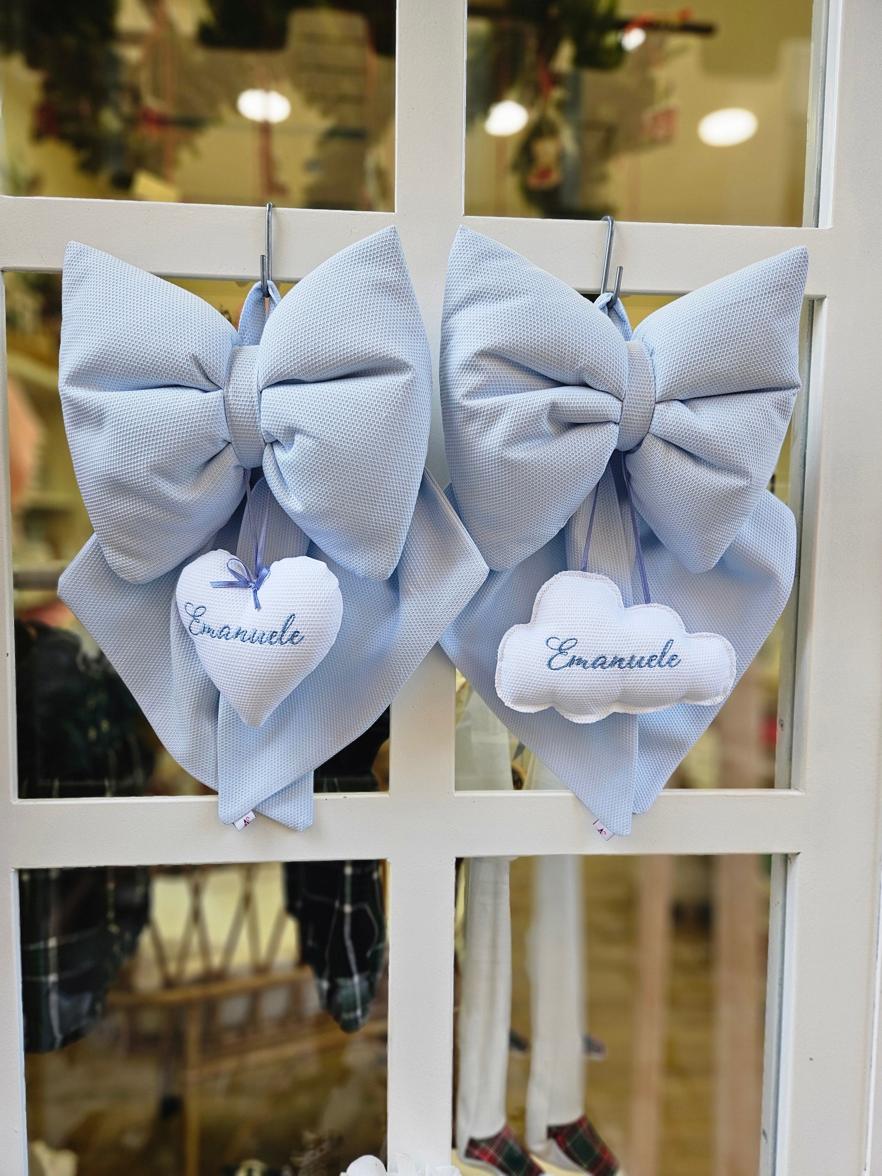Il Fiocco Nascita Baby Love con il Velato Abbraccio degli Accessori Neonato Artigianali Made in Italy Nella Delicata Avventura della Nascita Personalizzata