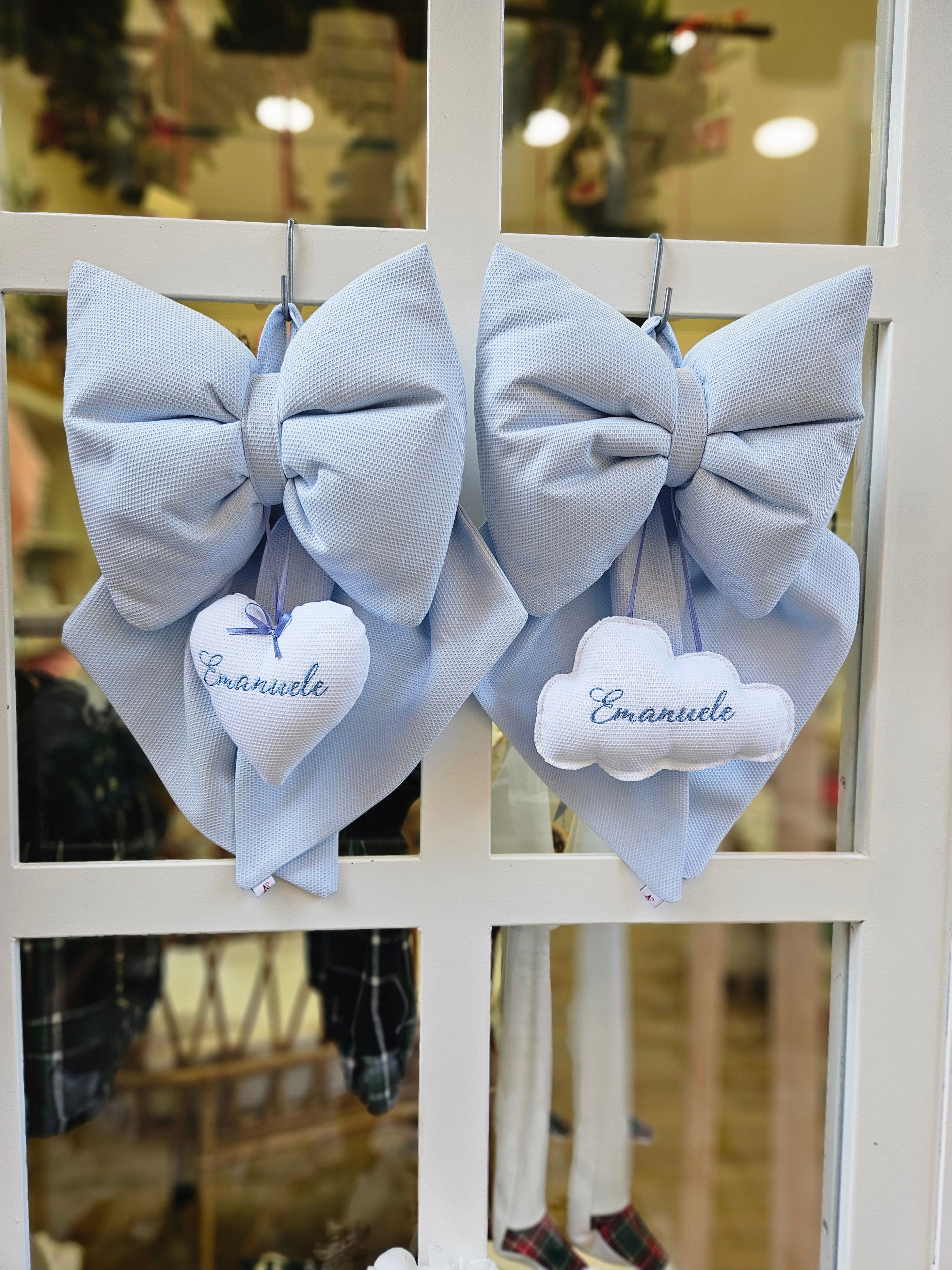 Il Fiocco Nascita Baby Love con il Velato Abbraccio degli Accessori Neonato Artigianali Made in Italy Nella Delicata Avventura della Nascita Personalizzata