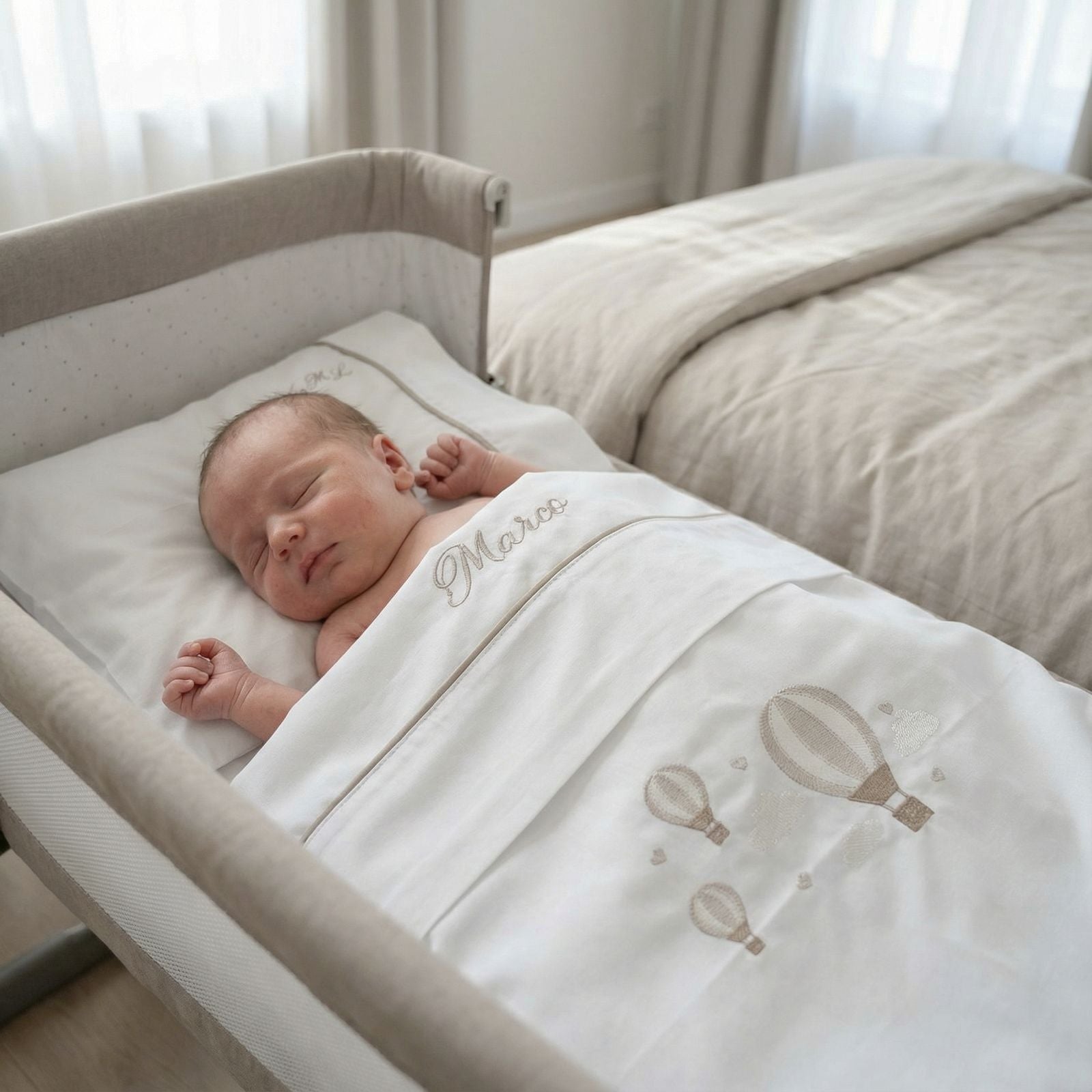 Il lenzuolino personalizzato per neonati: perché scegliere cotone o lino naturale per i primi momenti del tuo bambino