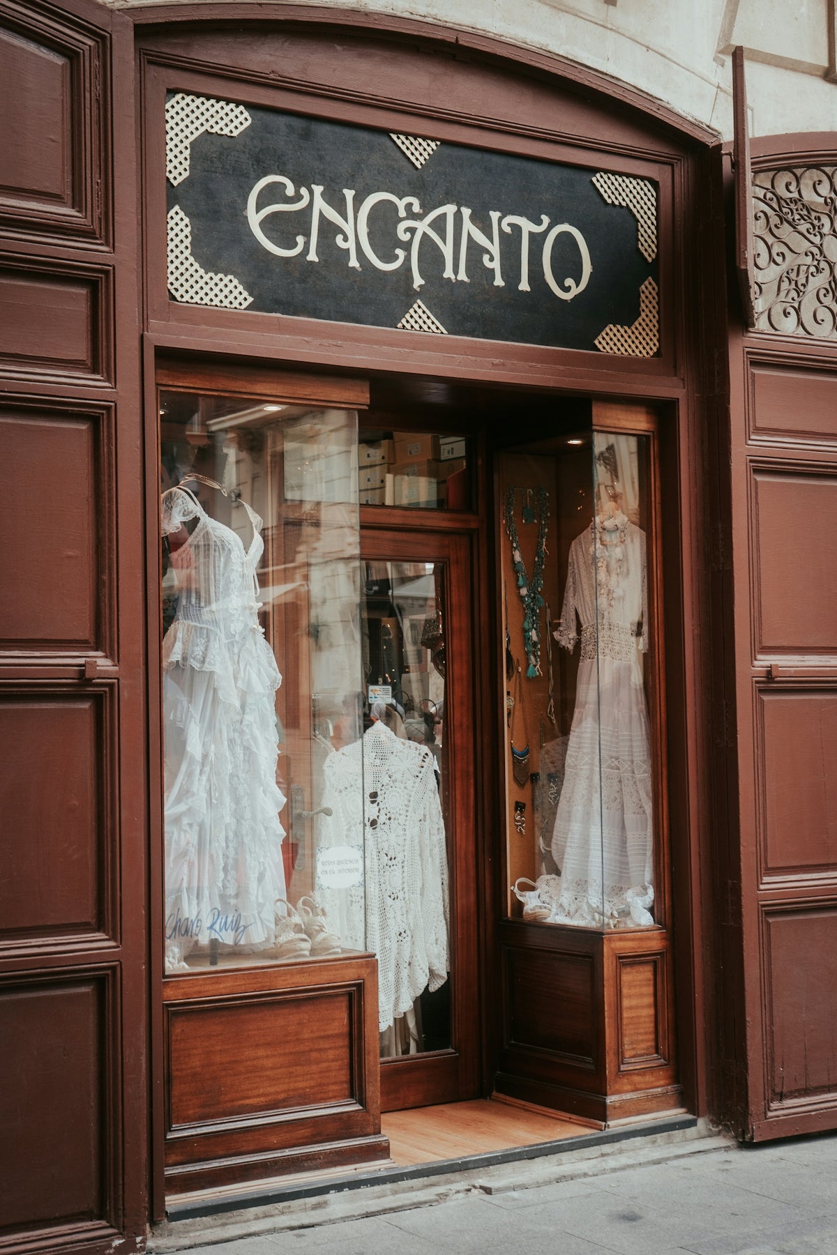 A store front with mannequins in the window