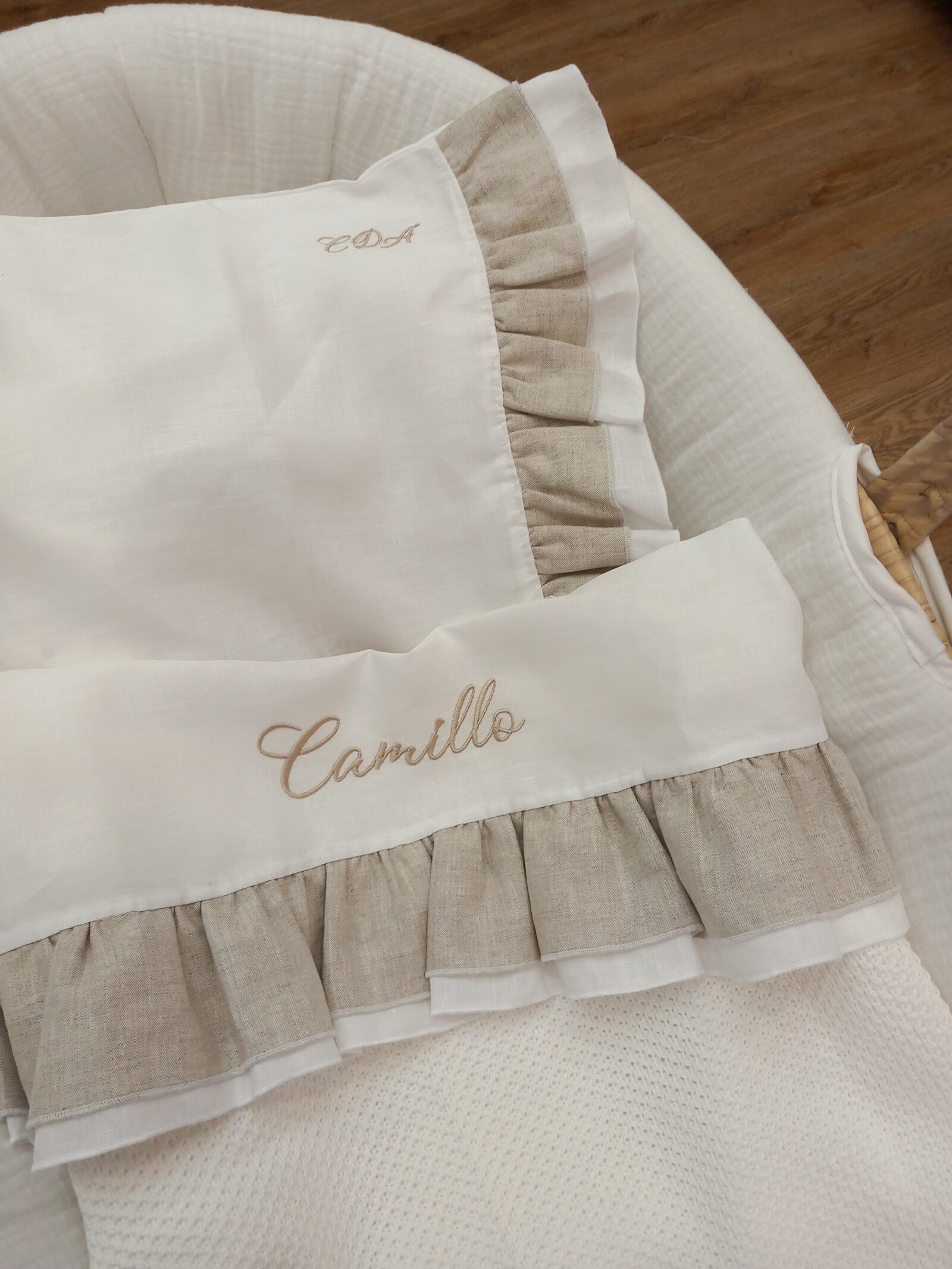 Lenzuolino con doppia rouche in lino