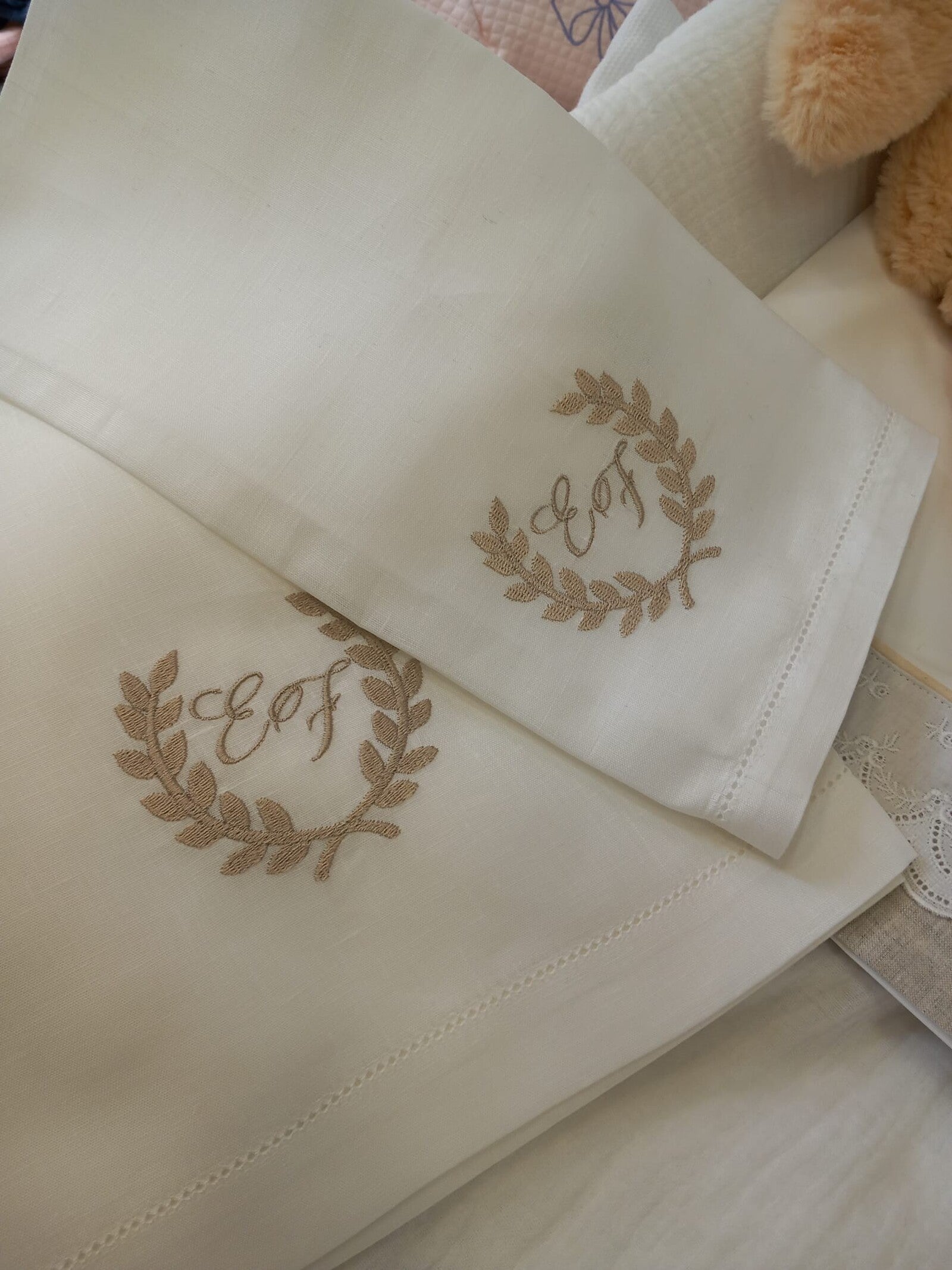 Coppia di asciugamani in puro lino con punto a giorno