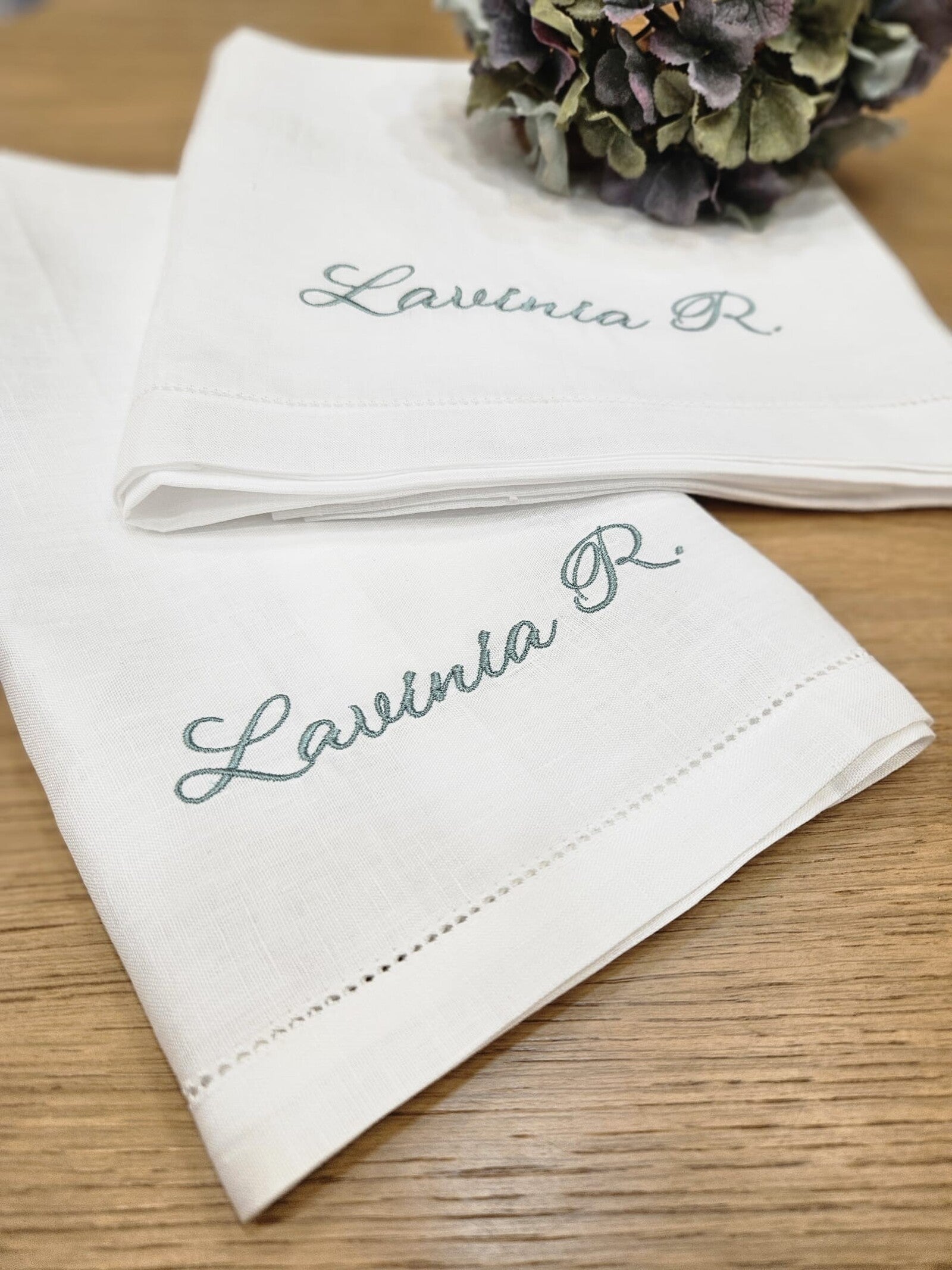 Coppia di asciugamani in puro lino con punto a giorno