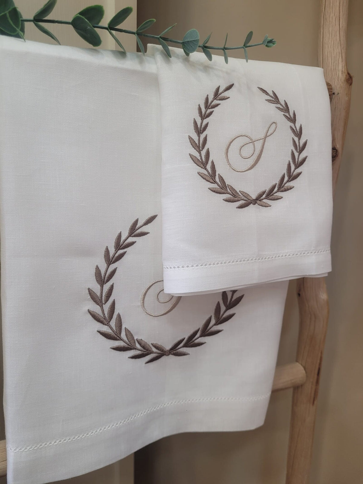 Coppia di asciugamani in puro lino con punto a giorno