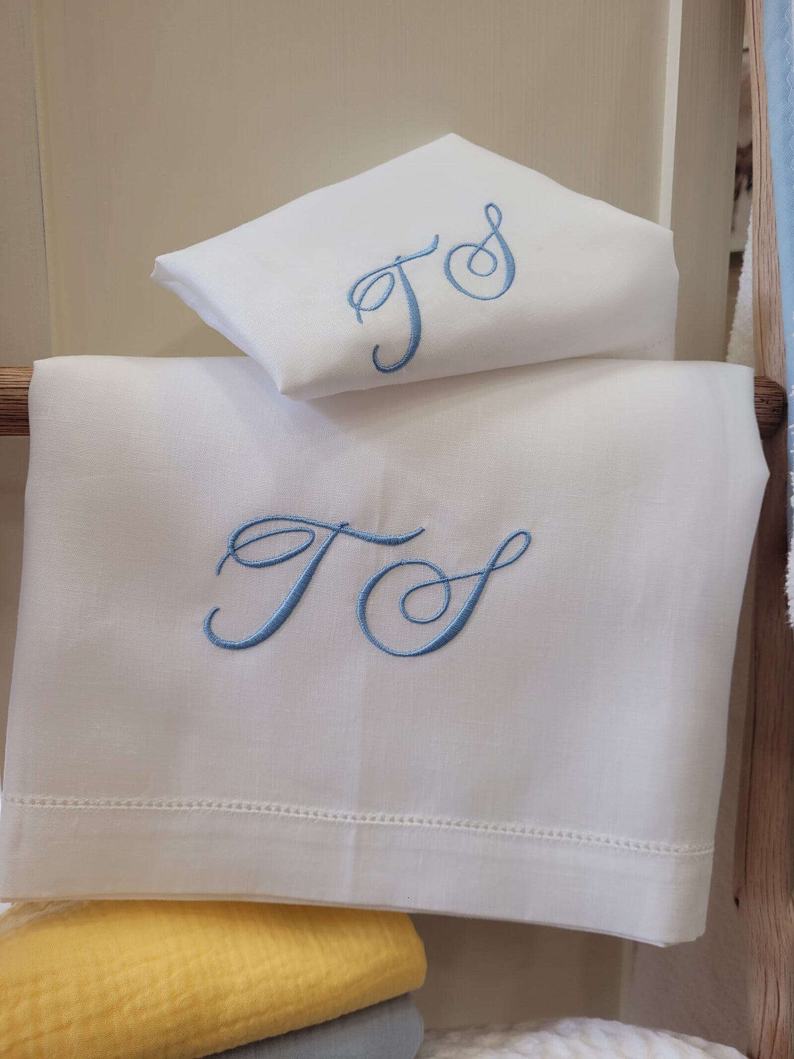 Coppia di asciugamani in puro lino con punto a giorno