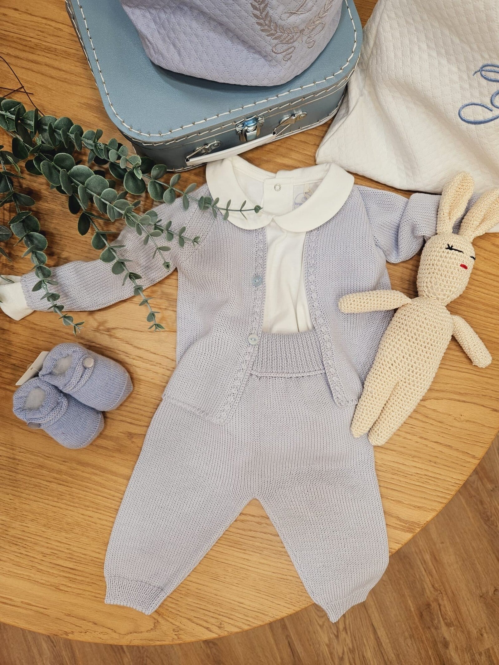 Completo a maglia, cardigan e pantaloni e cappellino