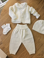 Completo a maglia, cardigan e pantaloni e cappellino