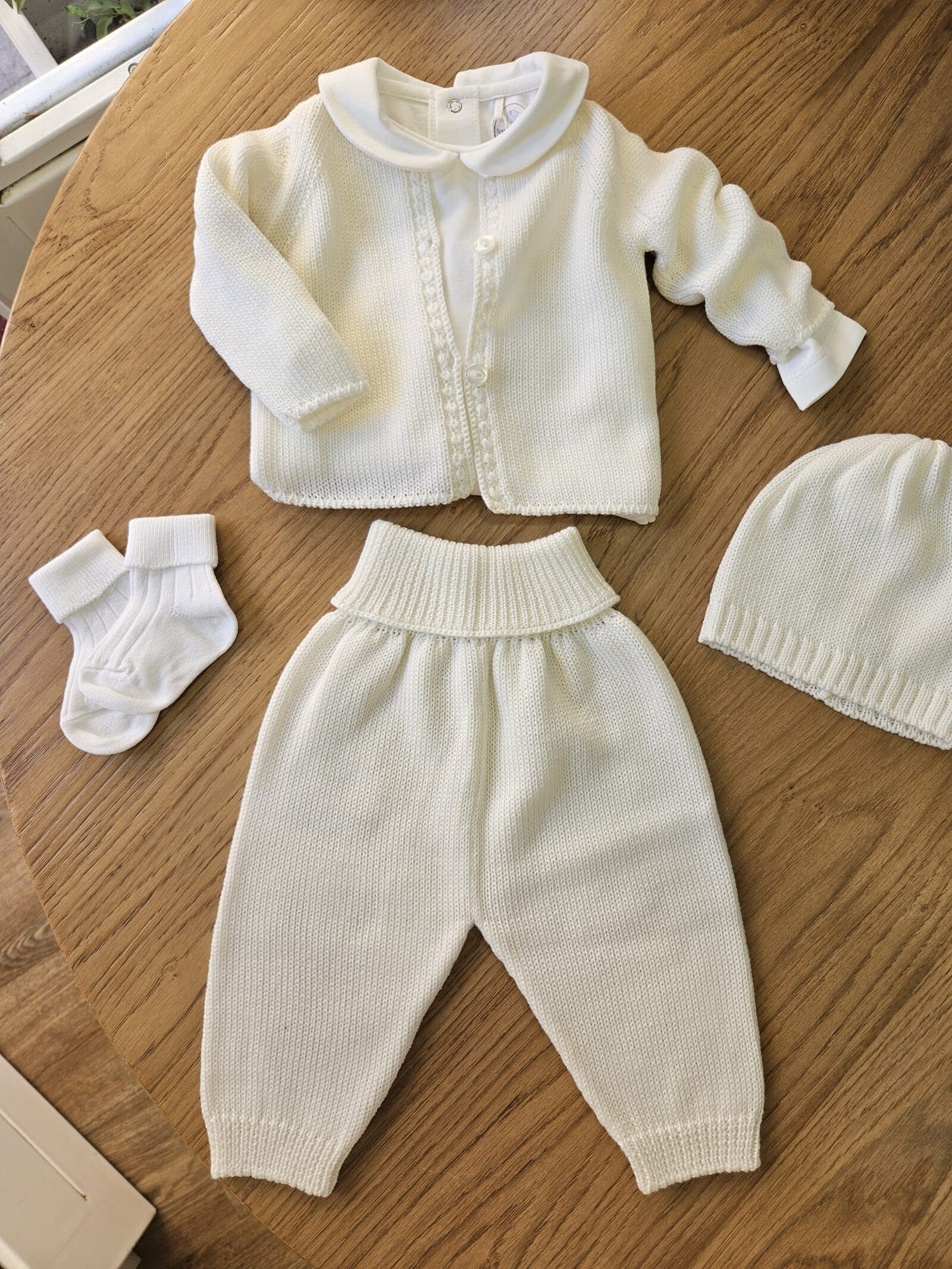 Completo a maglia, cardigan e pantaloni e cappellino