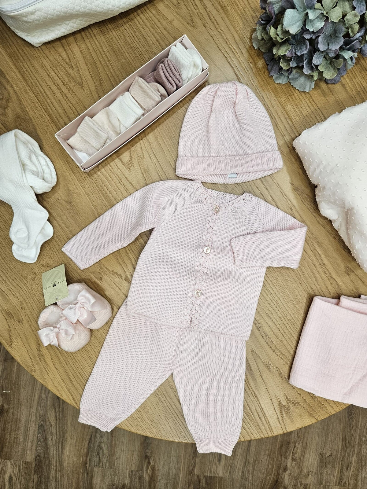 Completo a maglia, cardigan e pantaloni e cappellino