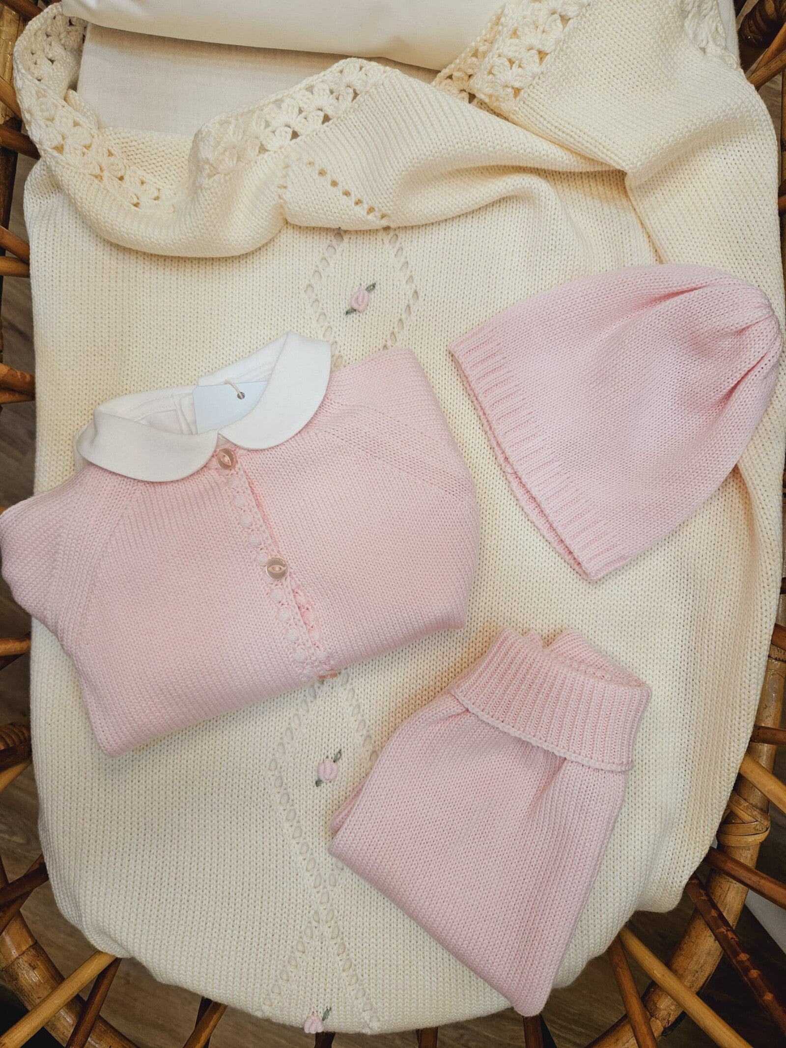 Completo a maglia, cardigan e pantaloni e cappellino