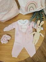 Completo a maglia, cardigan e pantaloni e cappellino