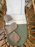 Completo a maglia, cardigan e pantaloni e cappellino