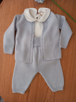 Completo a maglia, cardigan e pantaloni e cappellino