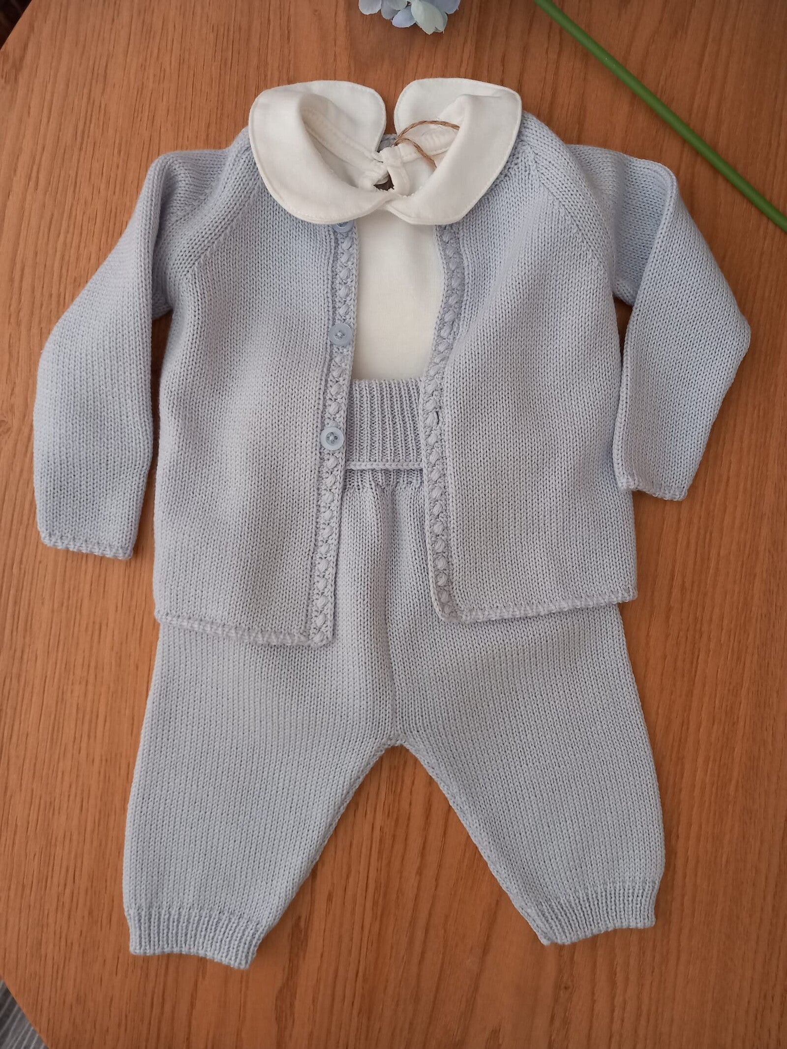 Completo a maglia, cardigan e pantaloni e cappellino