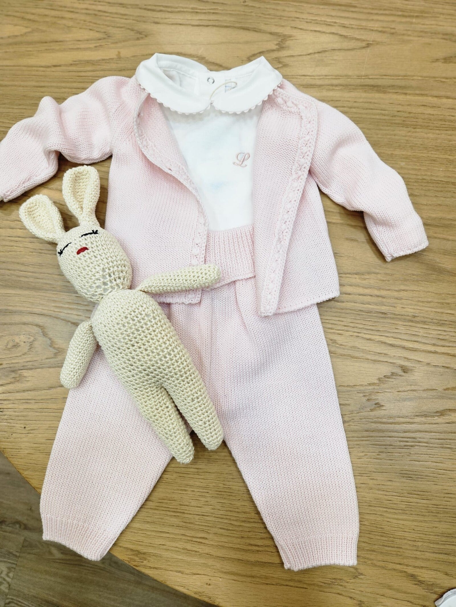 Completo a maglia, cardigan e pantaloni e cappellino