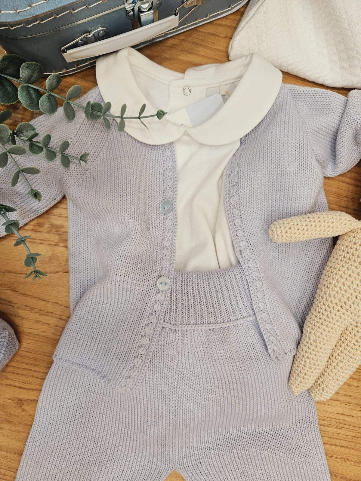 Completo a maglia, cardigan e pantaloni e cappellino