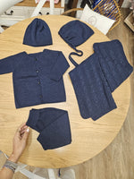 Completo a maglia, cardigan e pantaloni e cappellino