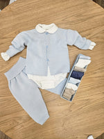 Completo a maglia, cardigan e pantaloni e cappellino