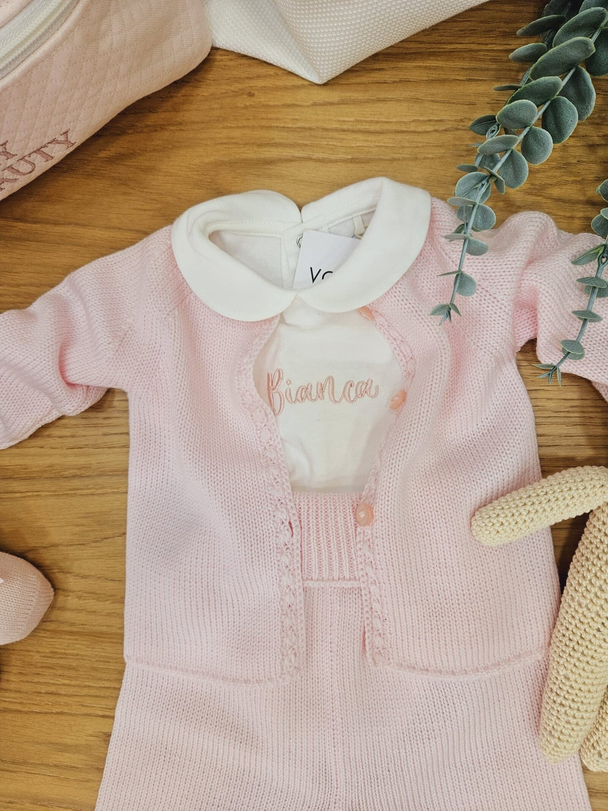 Completo a maglia, cardigan e pantaloni e cappellino