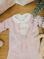 Completo a maglia, cardigan e pantaloni e cappellino