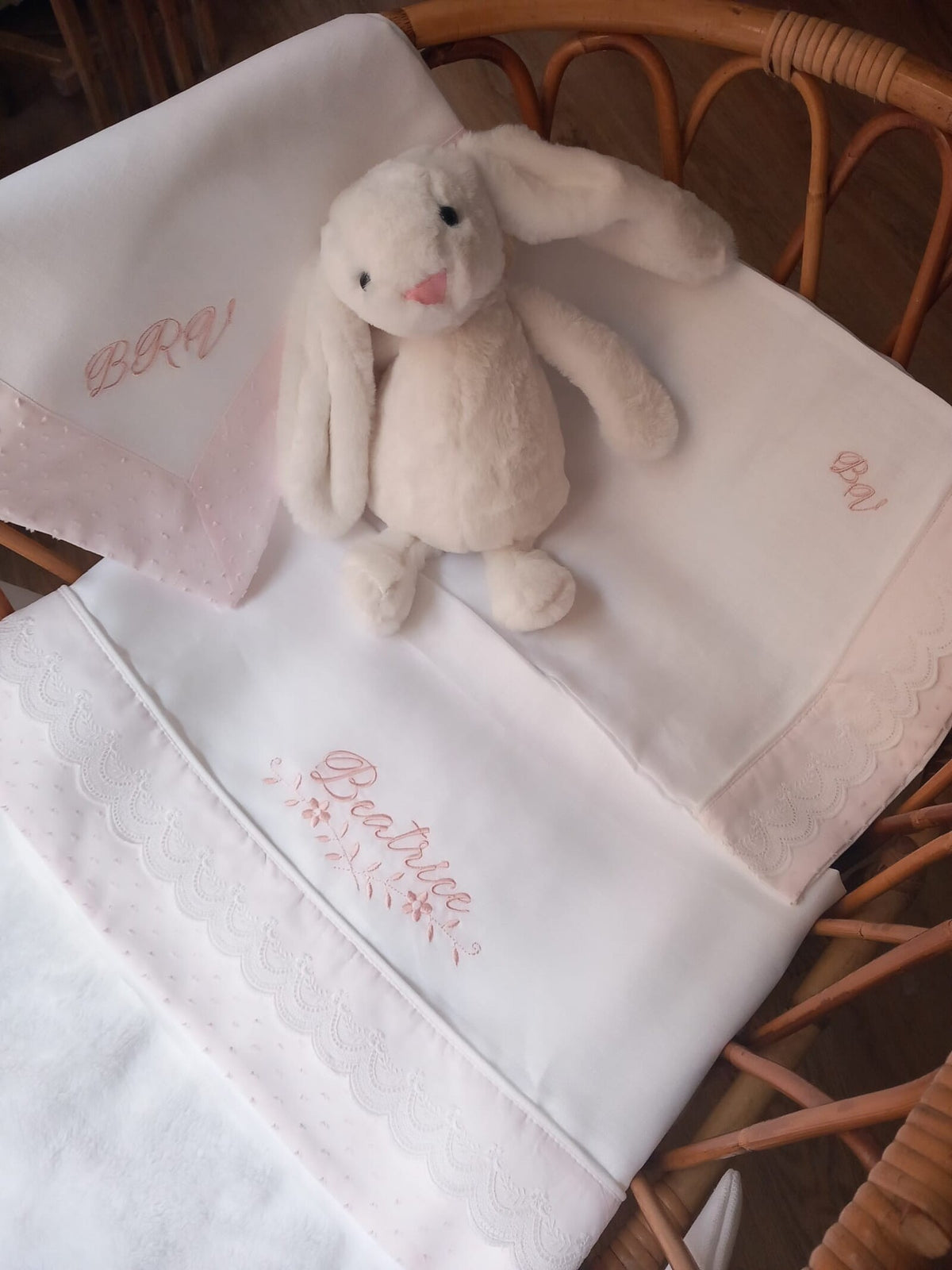 Lenzuolino personalizzato con fascia in plumetis e sangallo