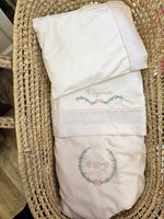 Lenzuolino personalizzato con fascia in plumetis e sangallo