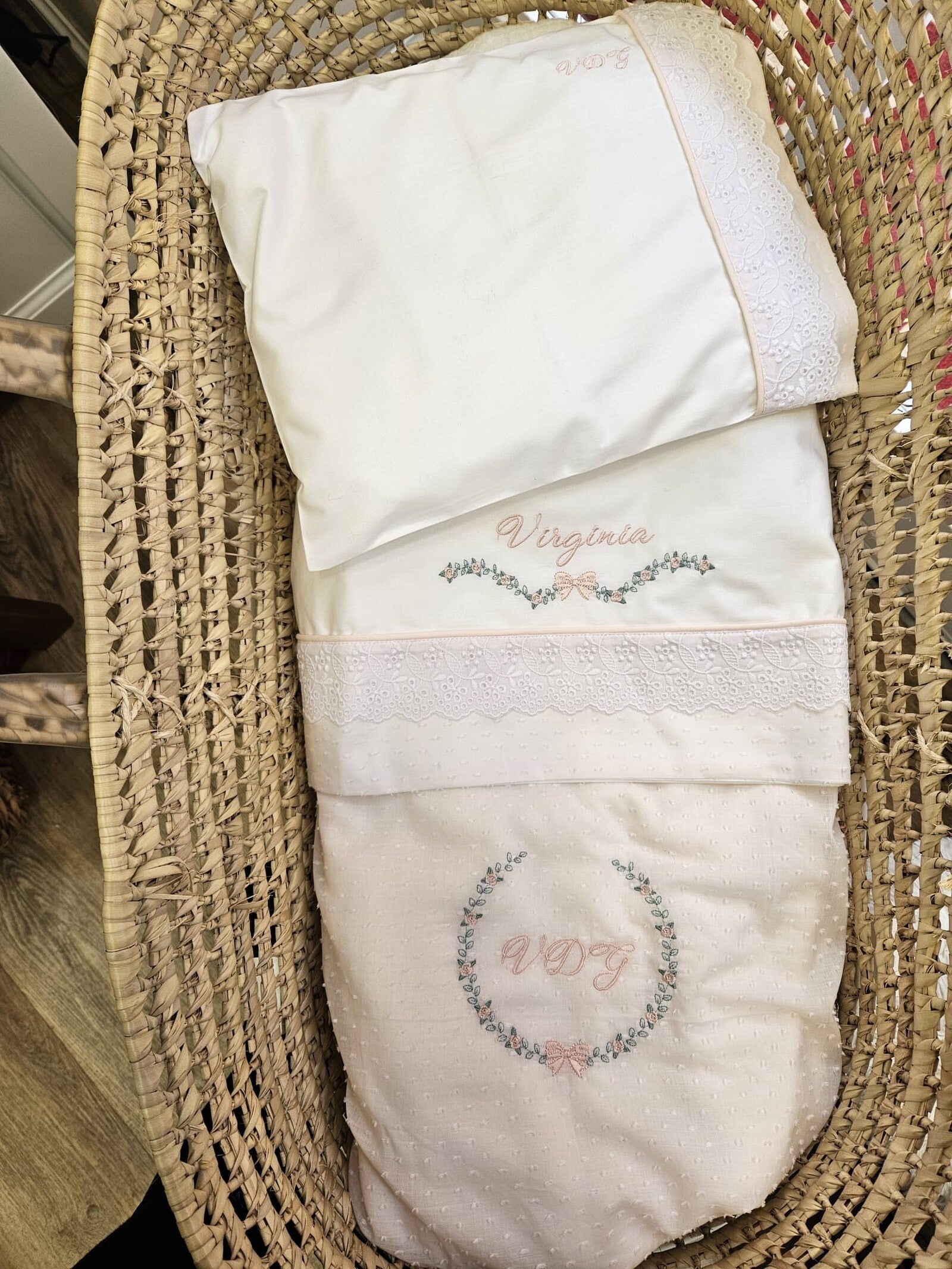 Lenzuolino personalizzato con fascia in plumetis e sangallo