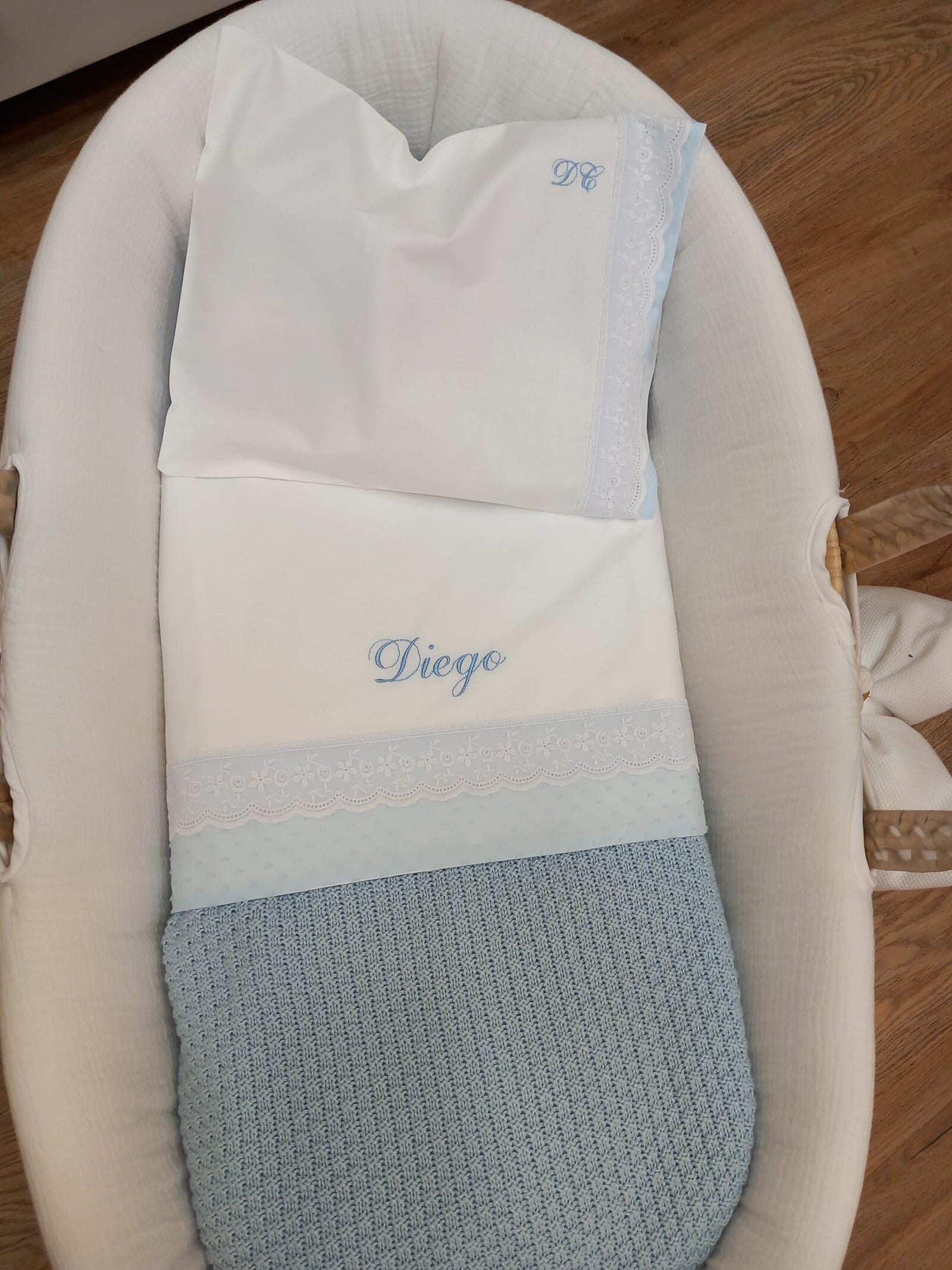 Lenzuolino personalizzato con fascia in plumetis e sangallo