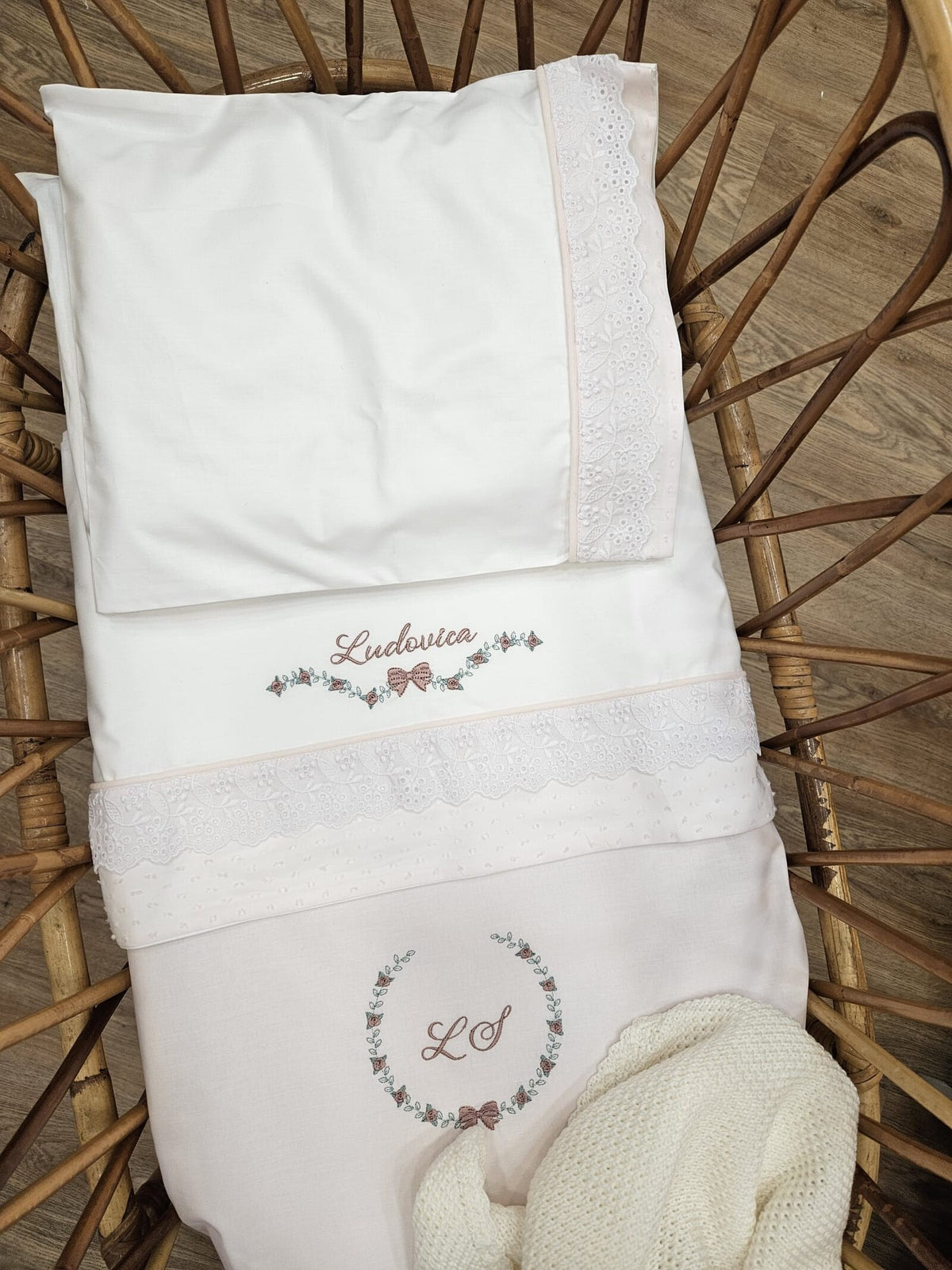 Lenzuolino personalizzato con fascia in plumetis e sangallo