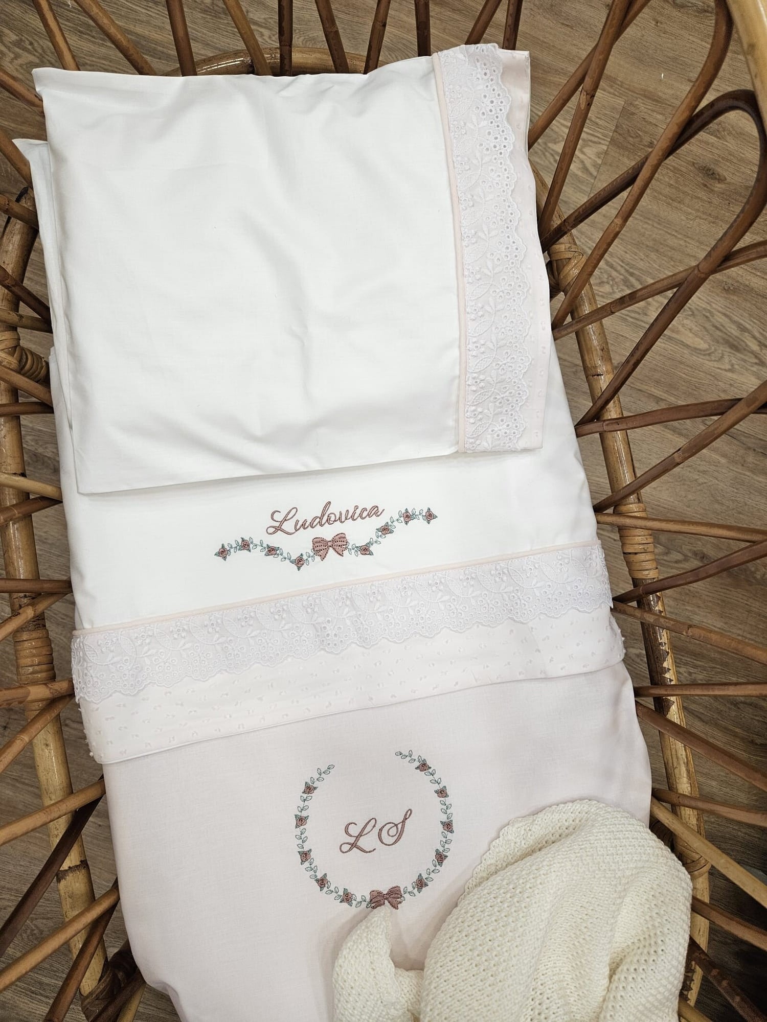 Lenzuolino personalizzato con fascia in plumetis e sangallo