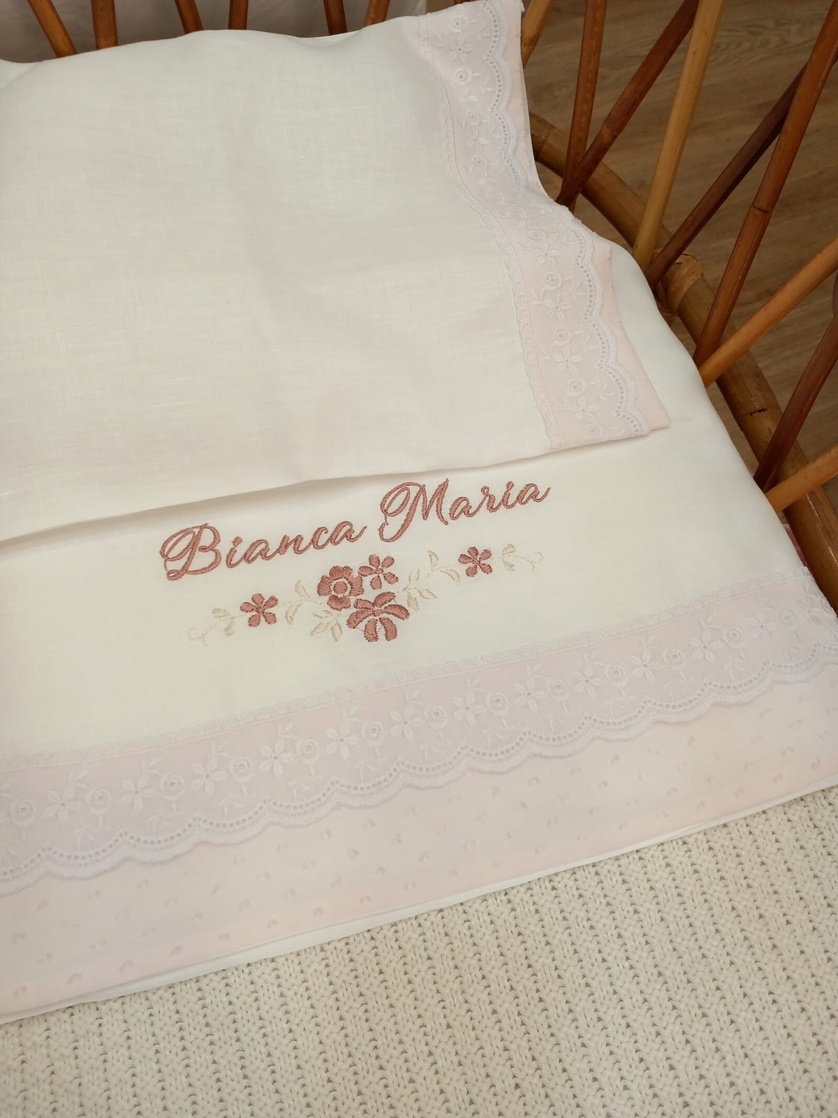 Lenzuolino personalizzato con fascia in plumetis e sangallo