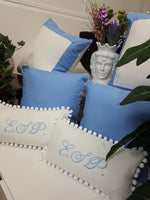 Cuscino rettangolare in cotone bianco con pon pon