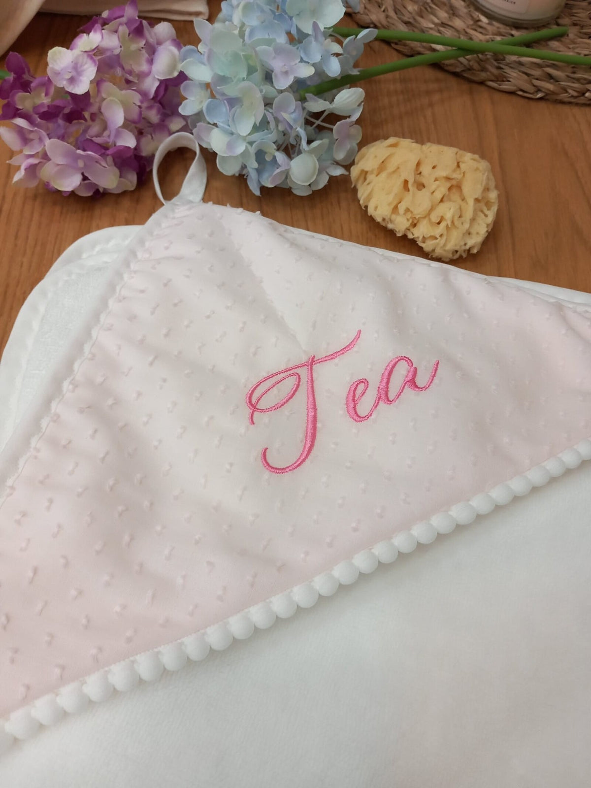 Accappatoio neonato in spugna di bamboo, plumetis e pon pon