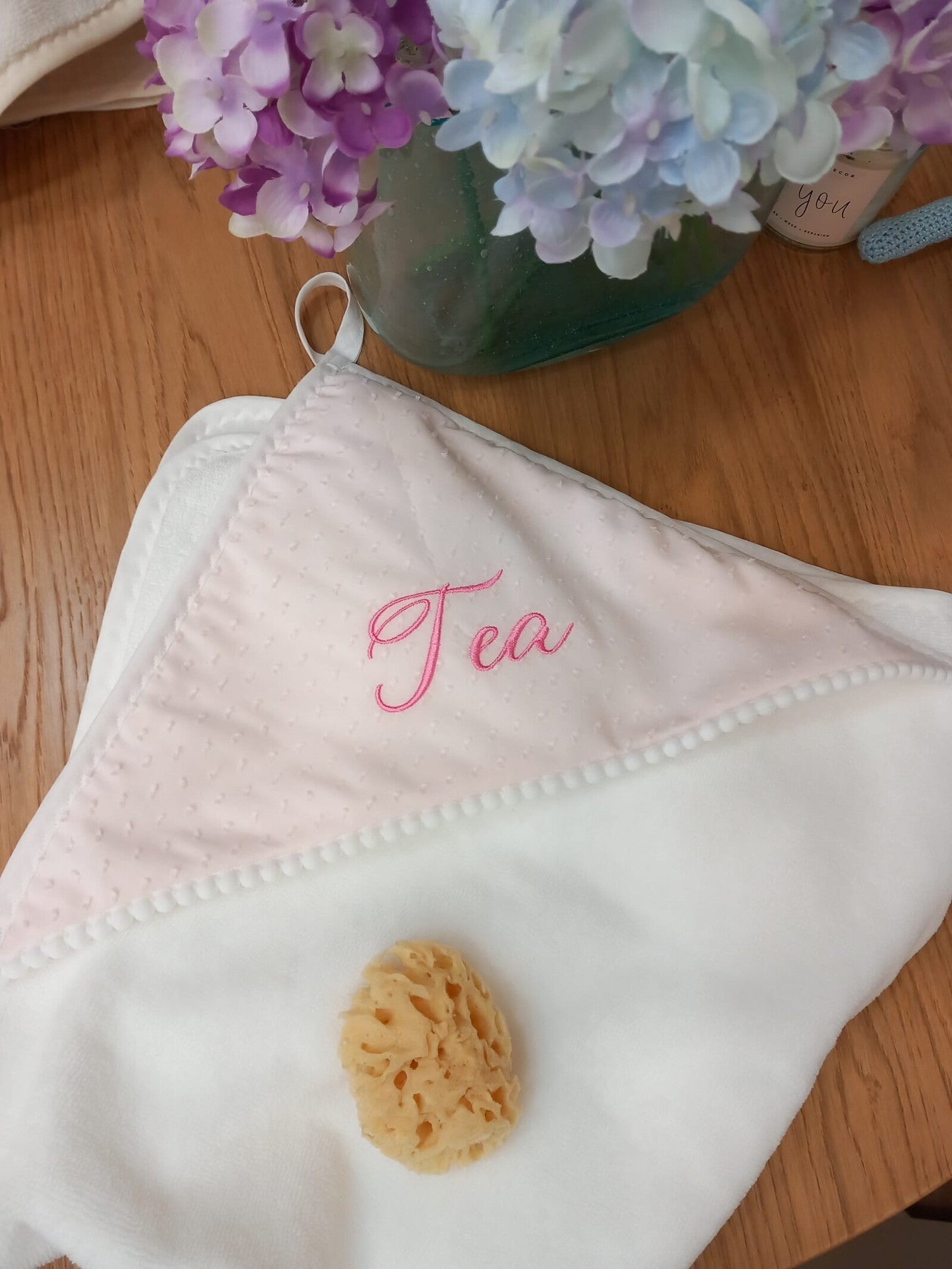 Accappatoio neonato in spugna di bamboo, plumetis e pon pon