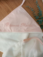 Accappatoio neonato in spugna di bamboo, plumetis e pon pon