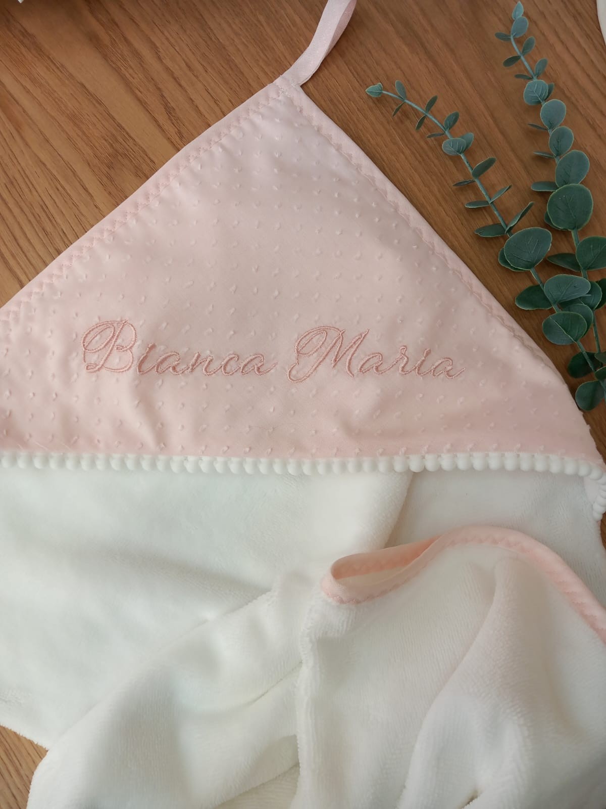 Accappatoio neonato in spugna di bamboo, plumetis e pon pon