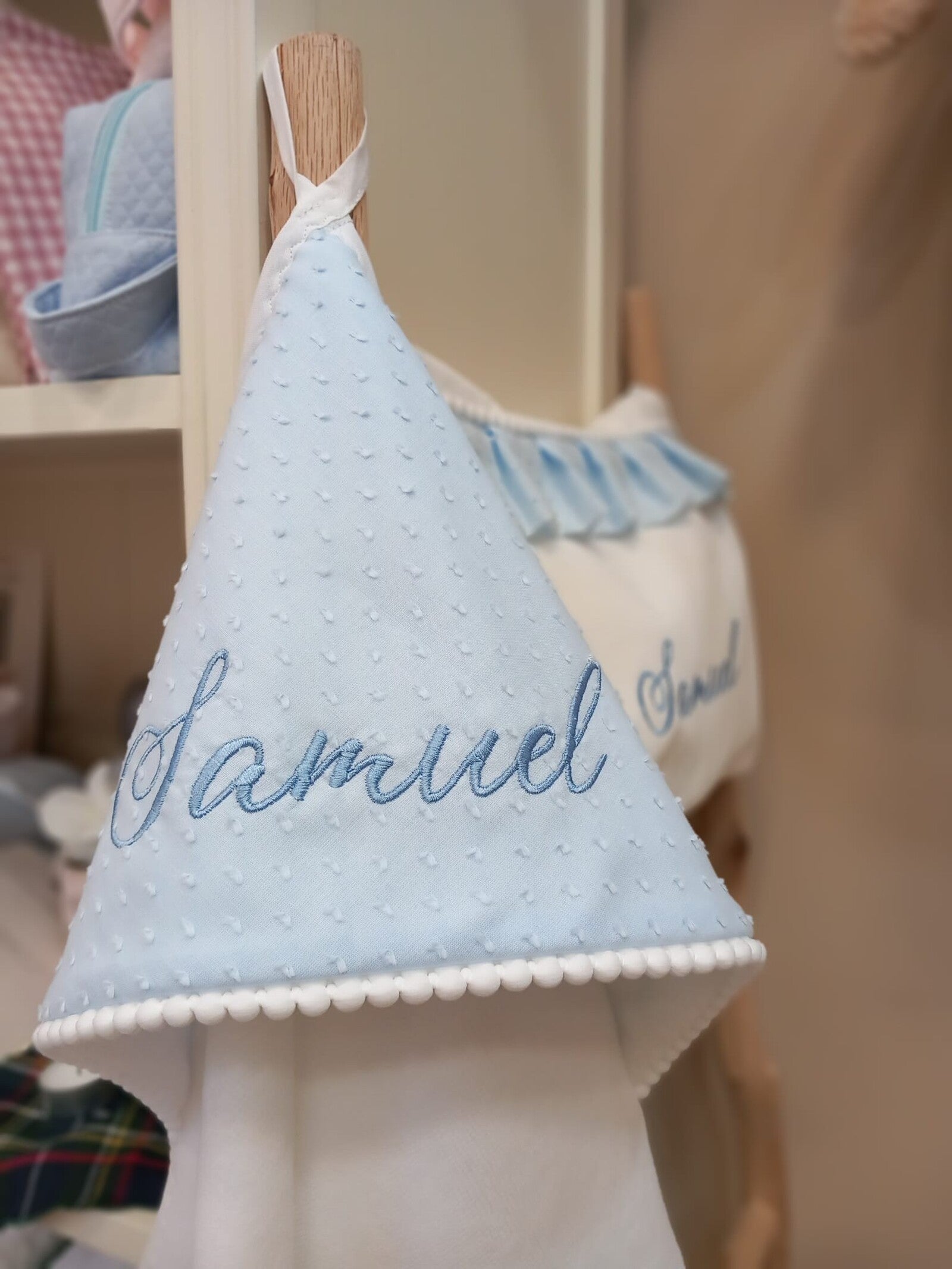 Accappatoio neonato in spugna di bamboo, plumetis e pon pon