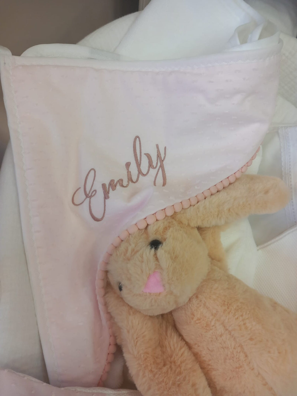 Accappatoio neonato in spugna di bamboo, plumetis e pon pon