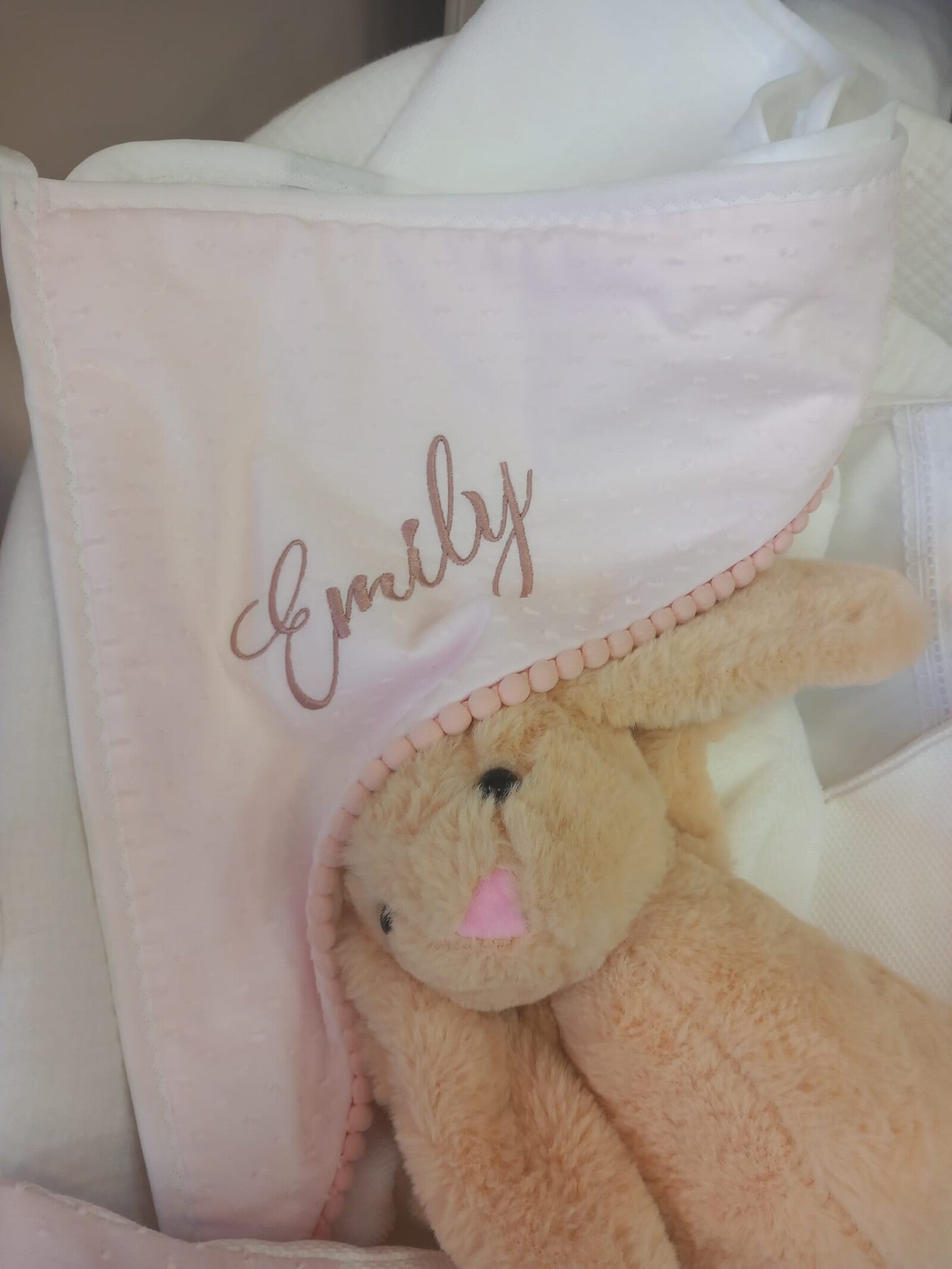 Accappatoio neonato in spugna di bamboo, plumetis e pon pon