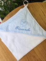 Accappatoio neonato in spugna di bamboo, plumetis e pon pon