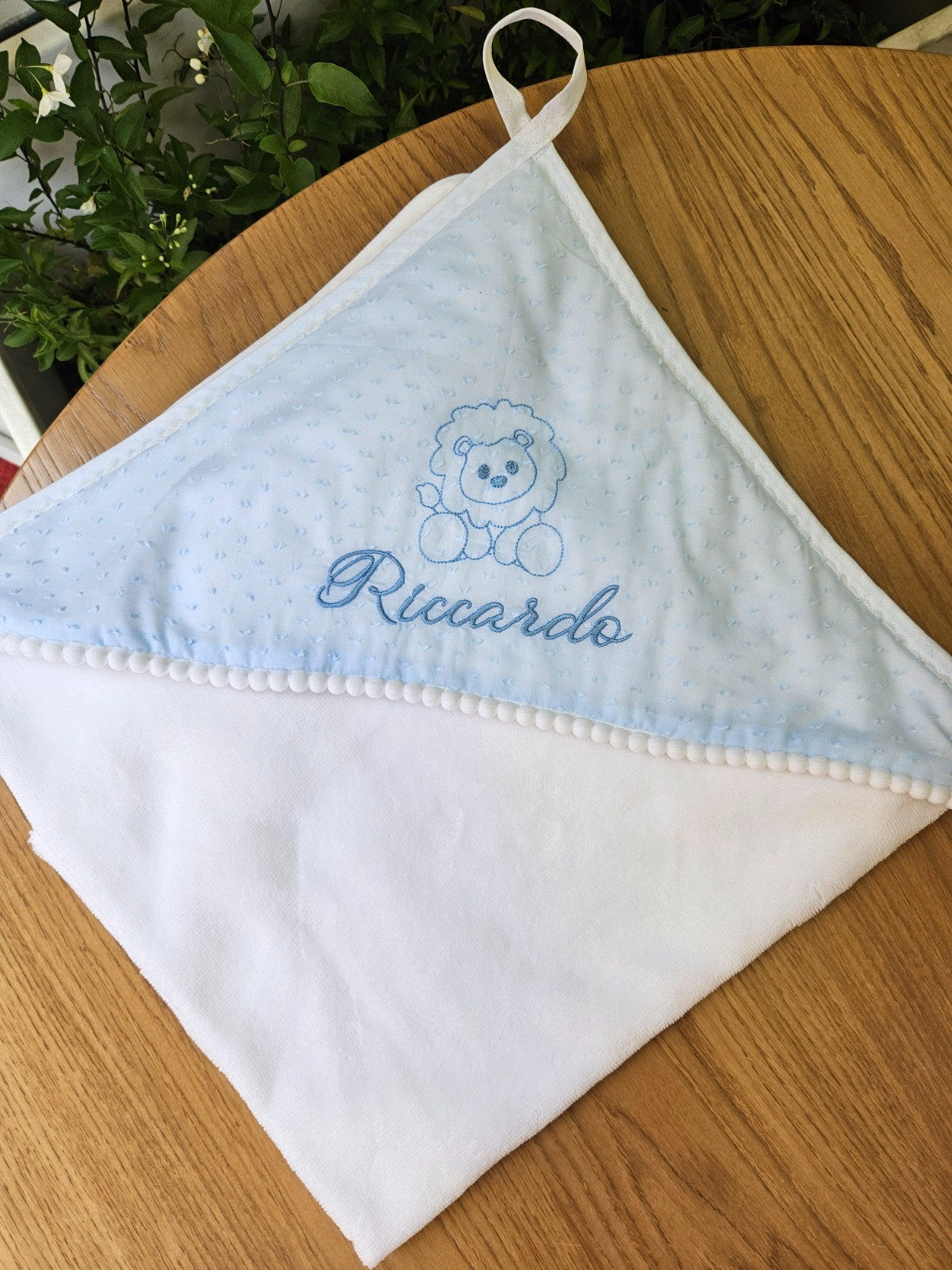 Accappatoio neonato in spugna di bamboo, plumetis e pon pon