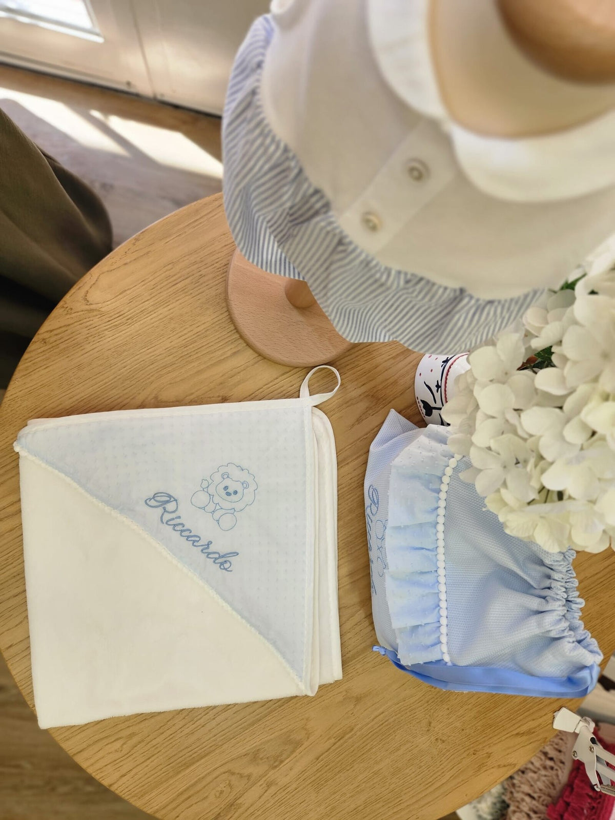 Accappatoio neonato in spugna di bamboo, plumetis e pon pon