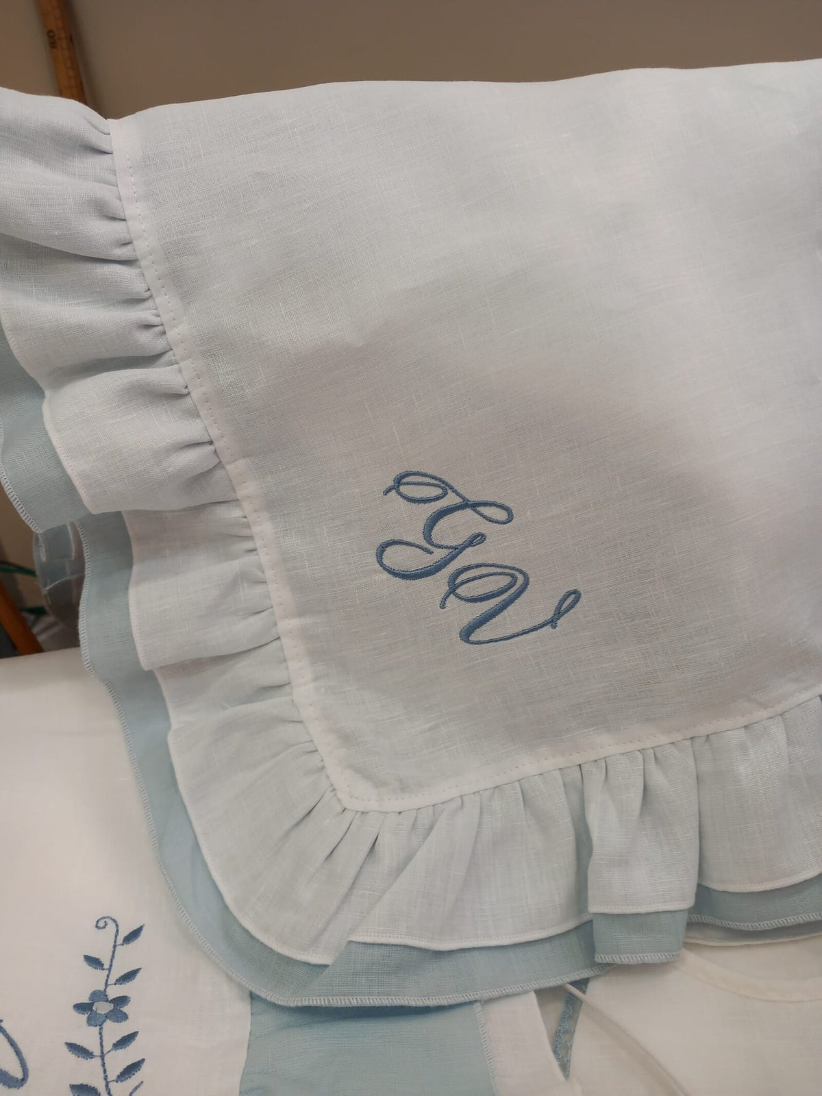 Quadrato in lino con doppia rouche