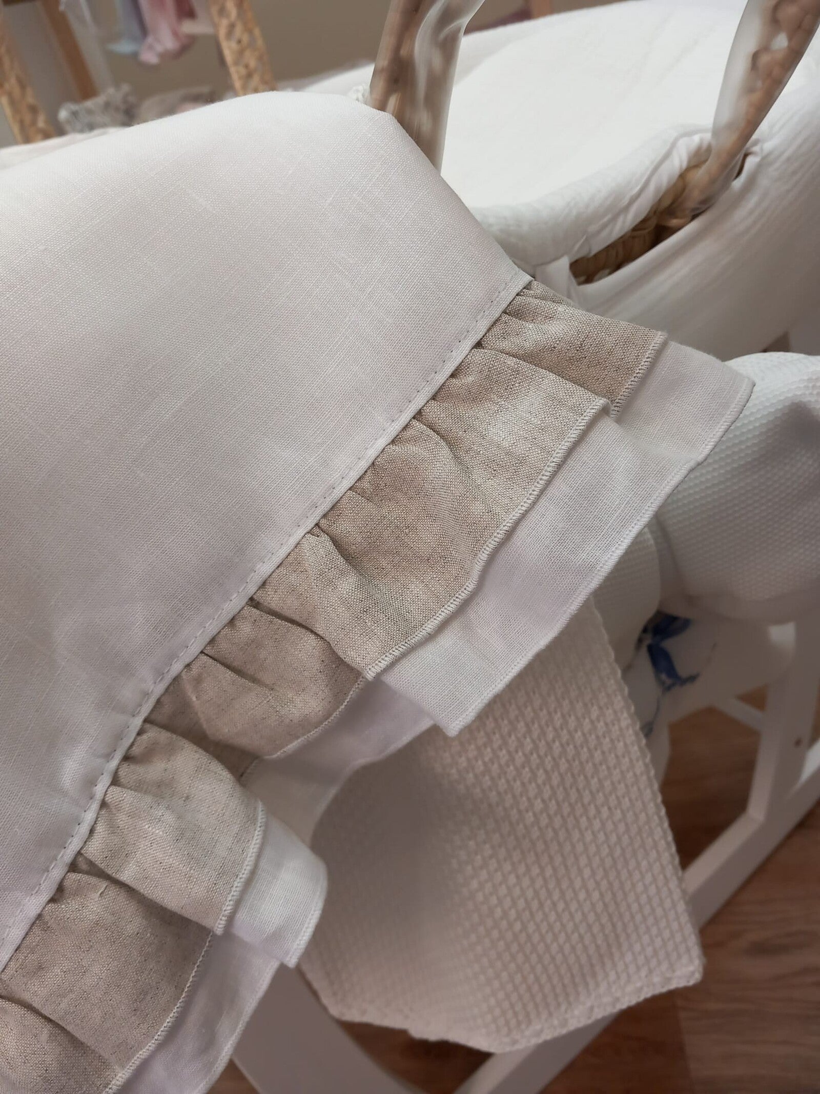 Quadrato in lino con doppia rouche