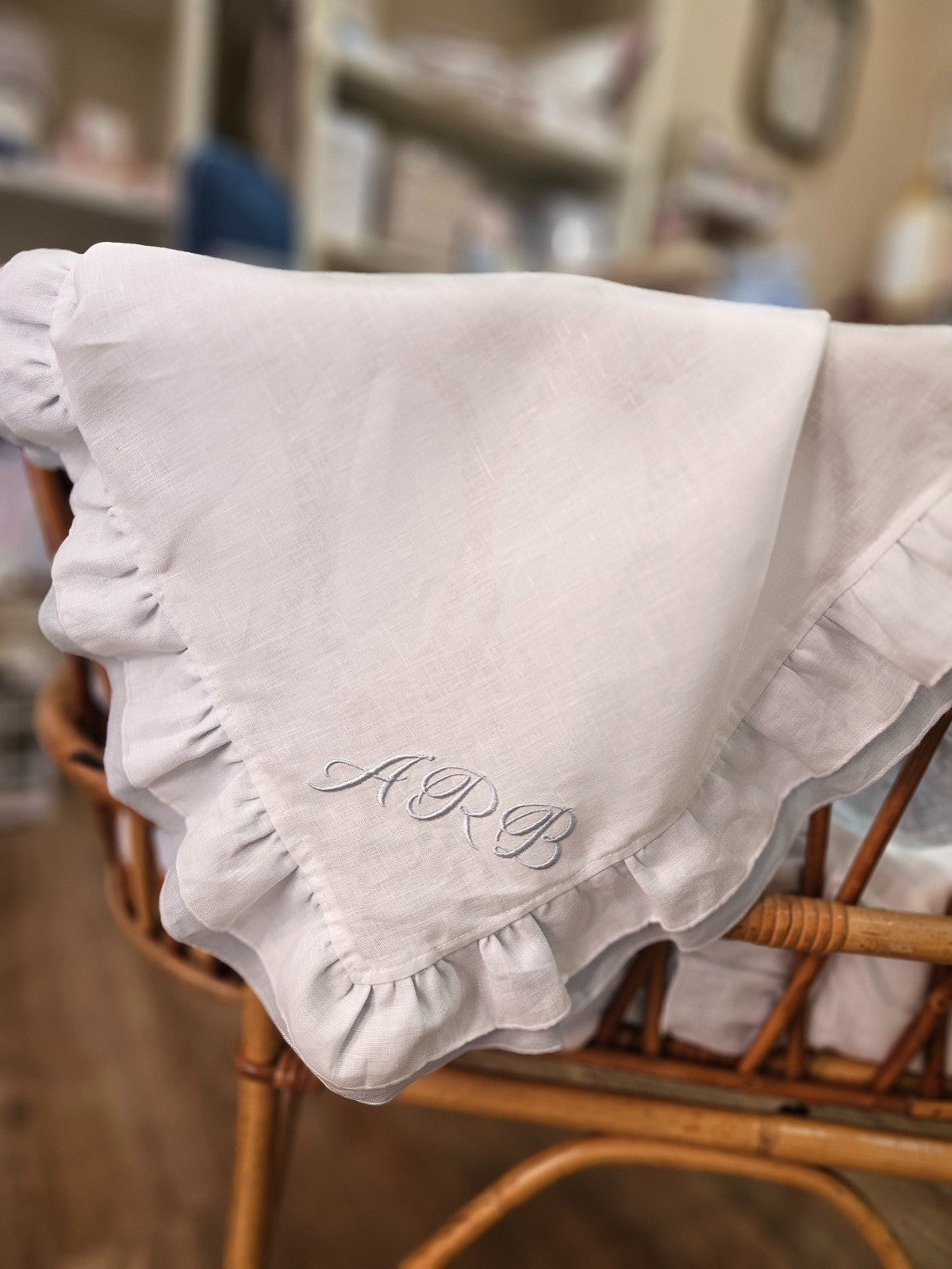 Quadrato in lino con doppia rouche