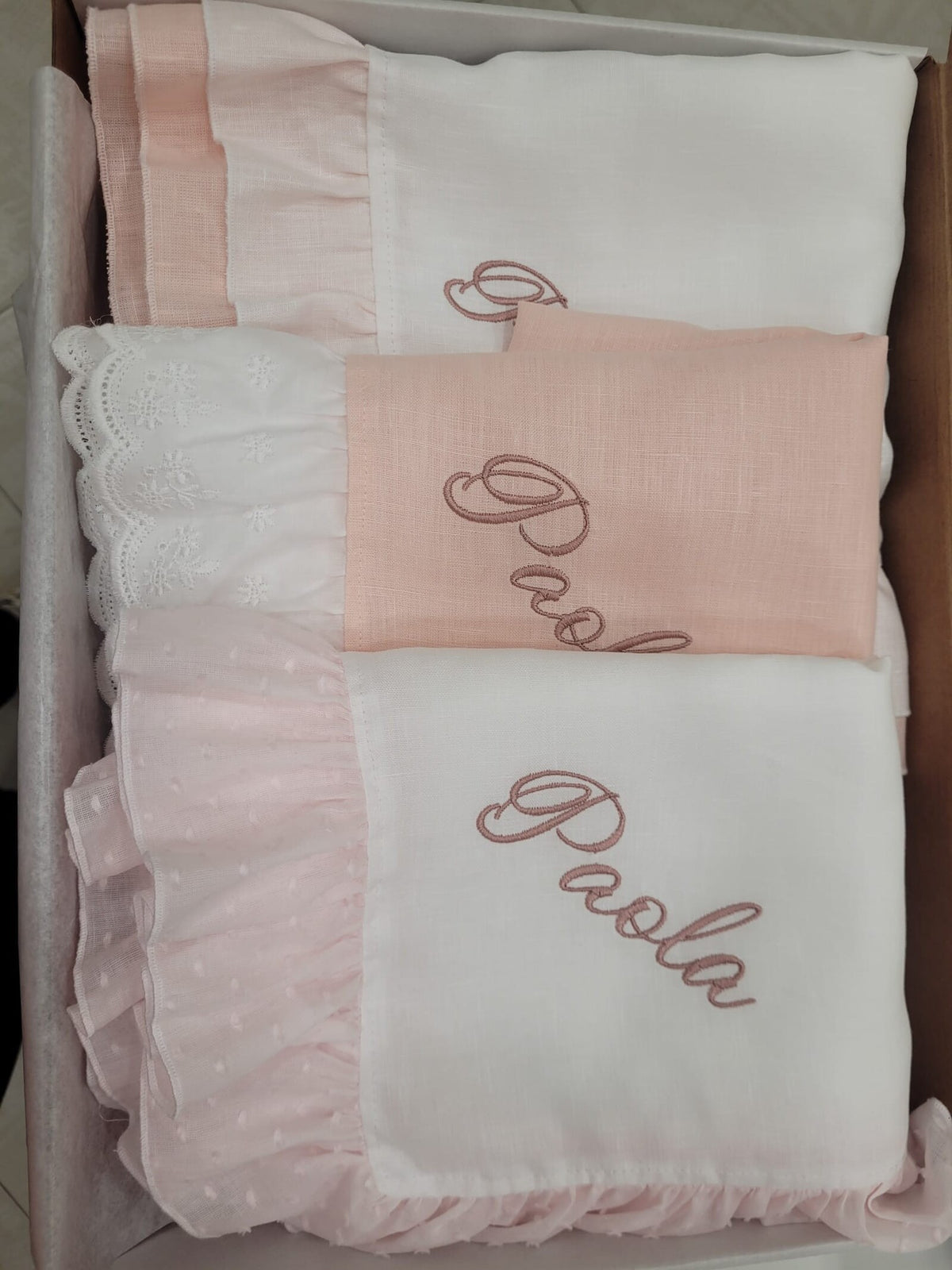 Quadrato in lino con rouche in plumetis