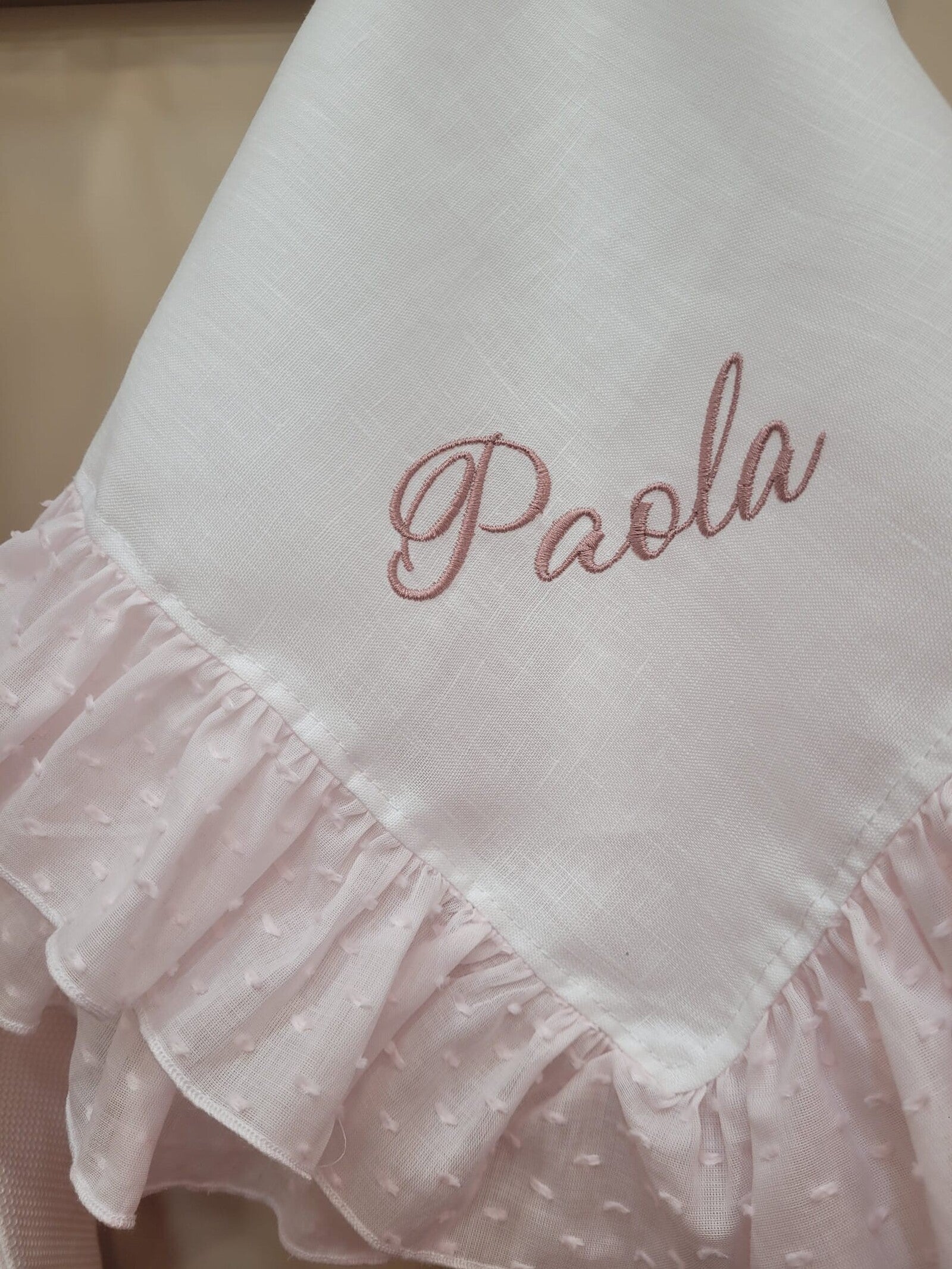 Quadrato in lino con rouche in plumetis