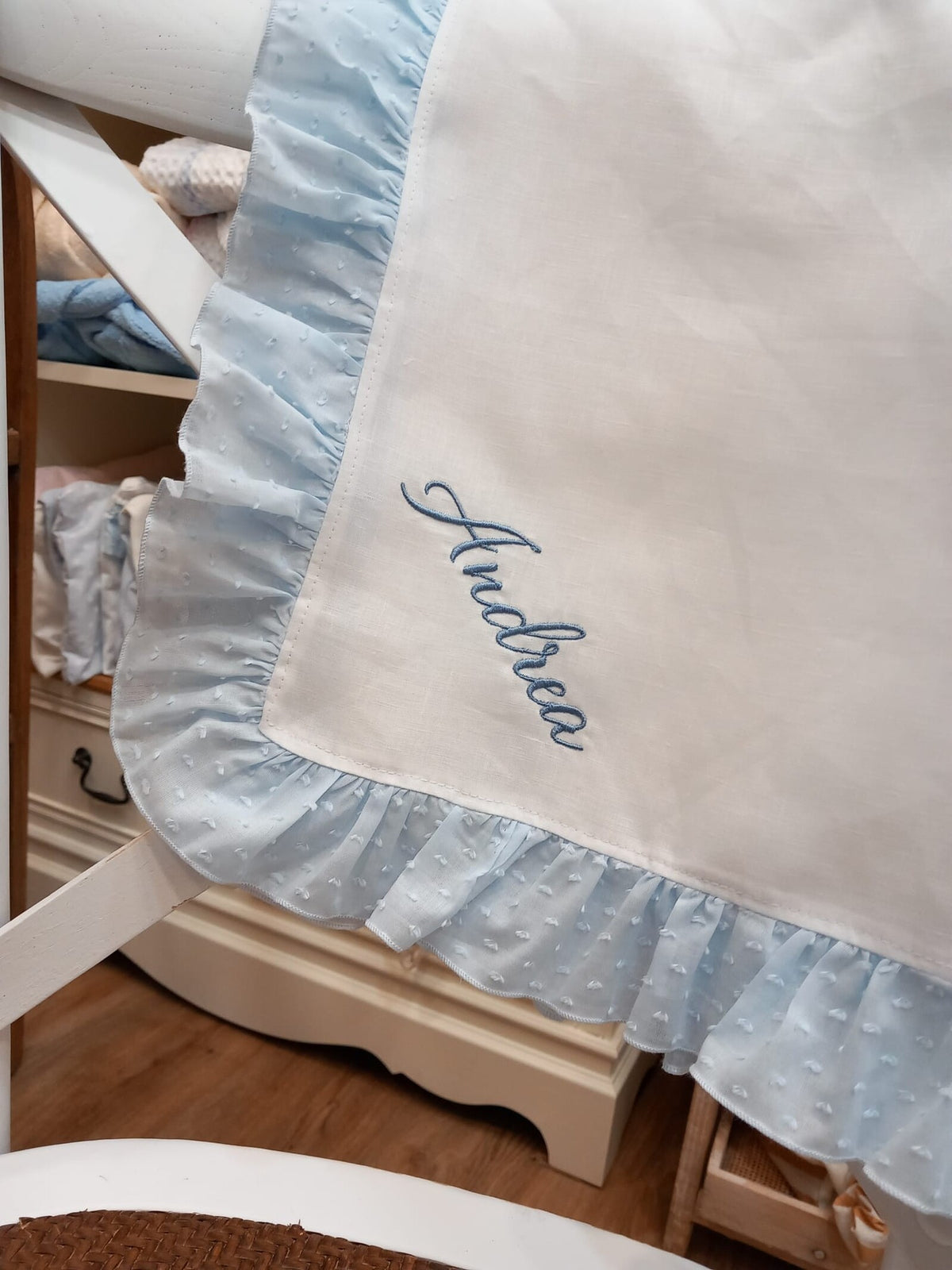 Quadrato in lino con rouche in plumetis