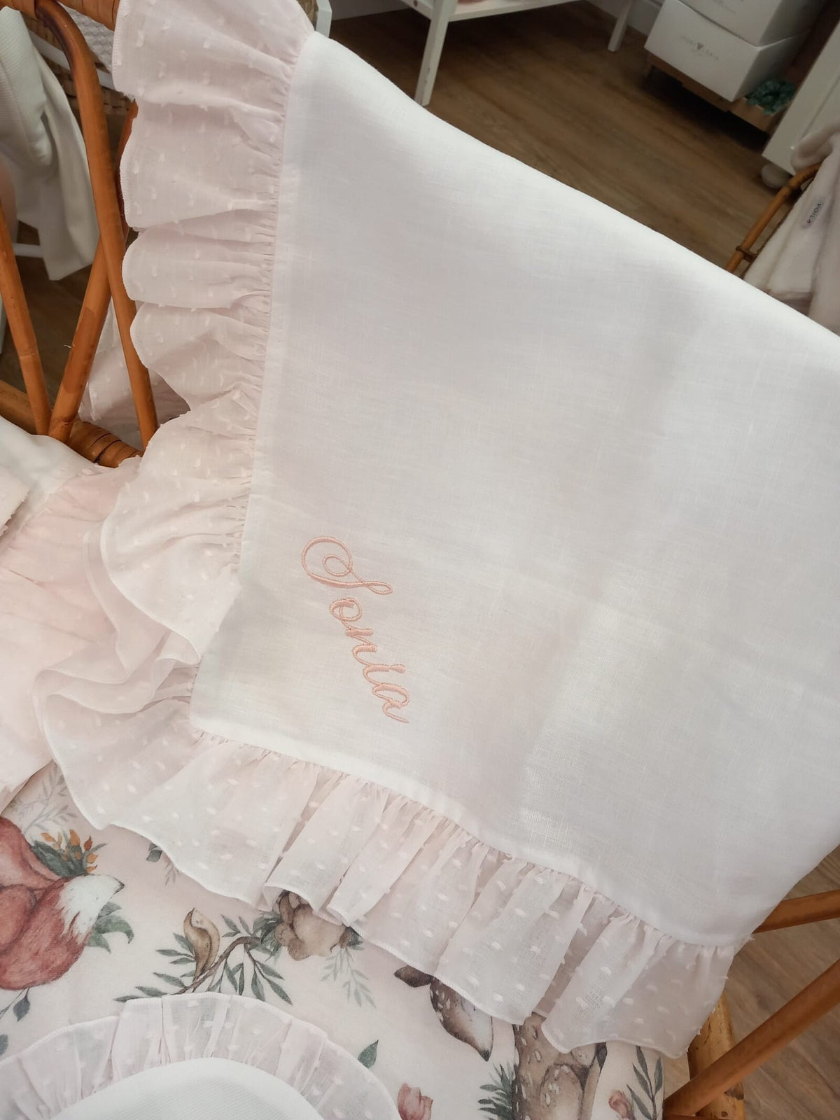 Quadrato in lino con rouche in plumetis