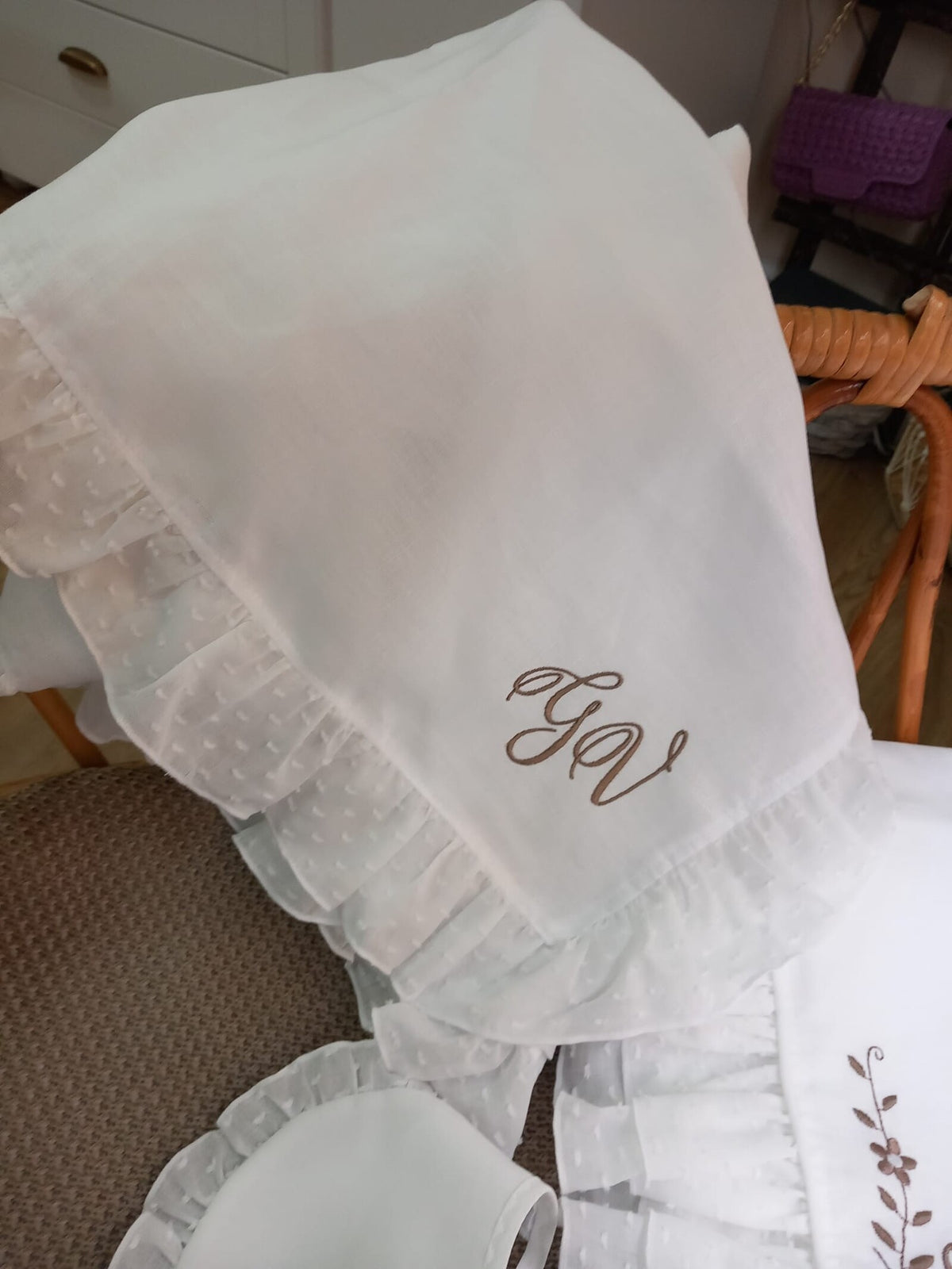 Quadrato in lino con rouche in plumetis